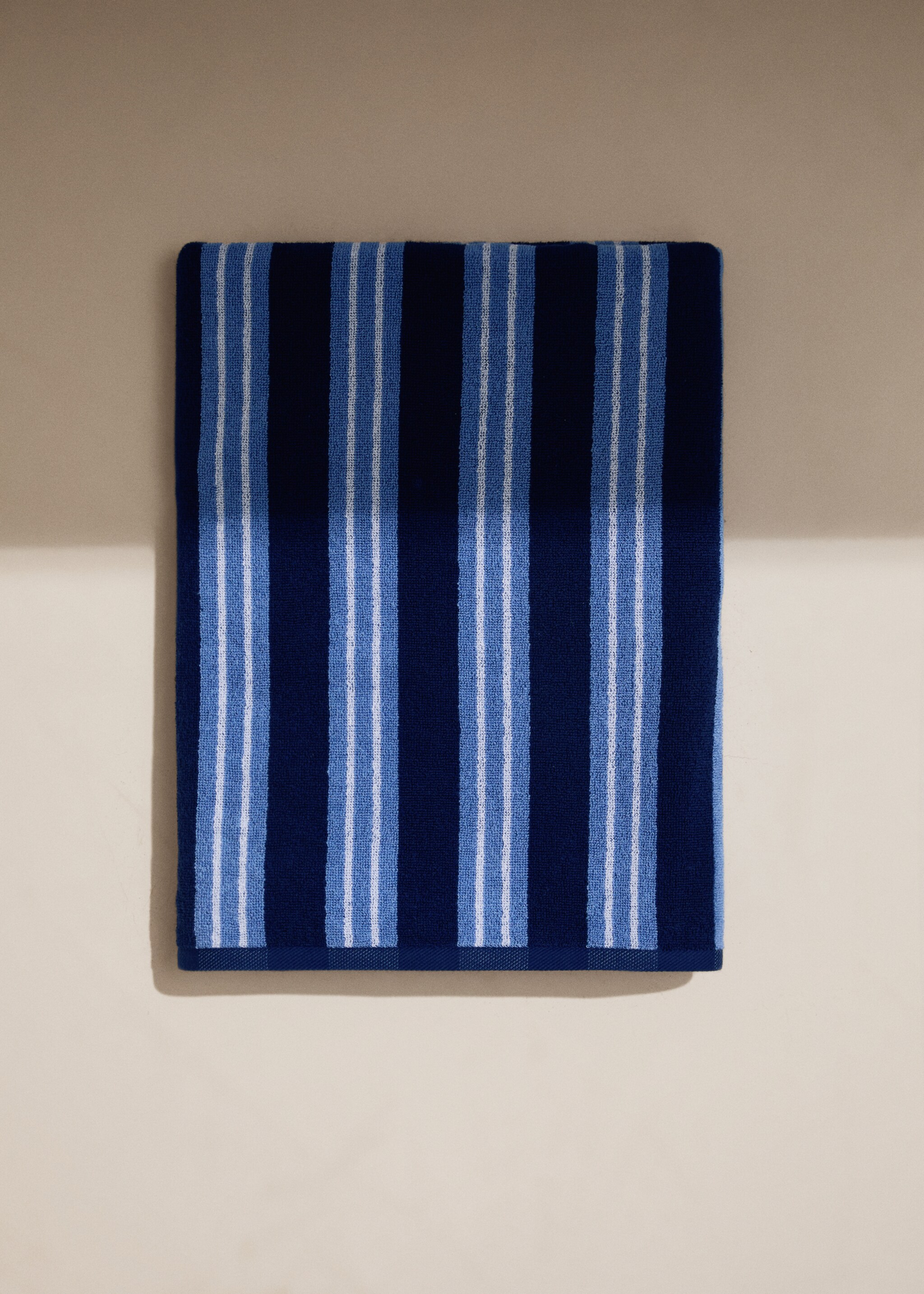 Multi-coloured striped beach towel - General plane