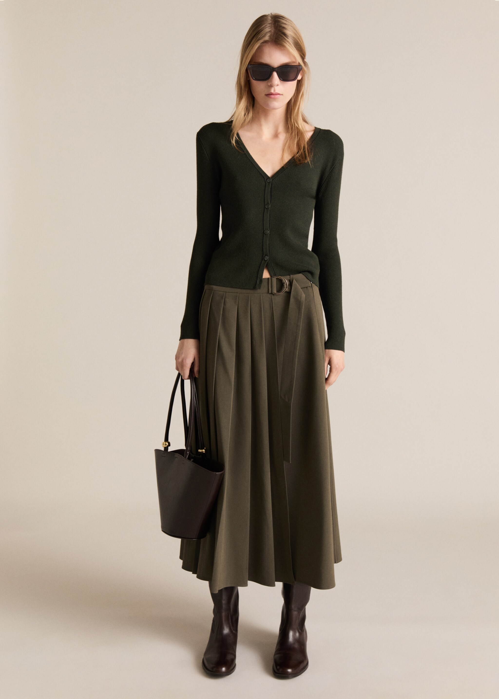 V-neck knitted cardigan - General plane