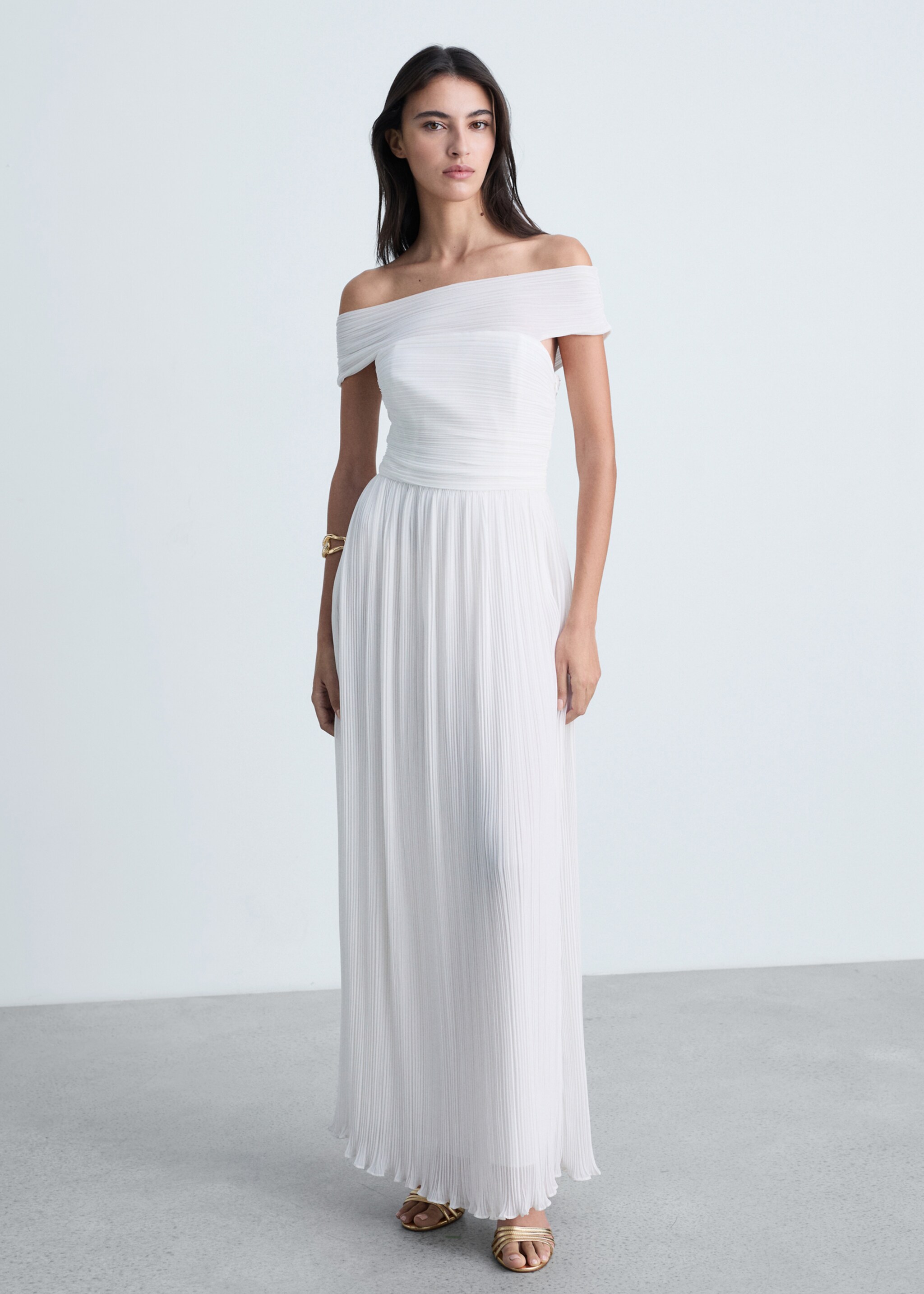 Vestido plisado hombros descubiertos - Plano general