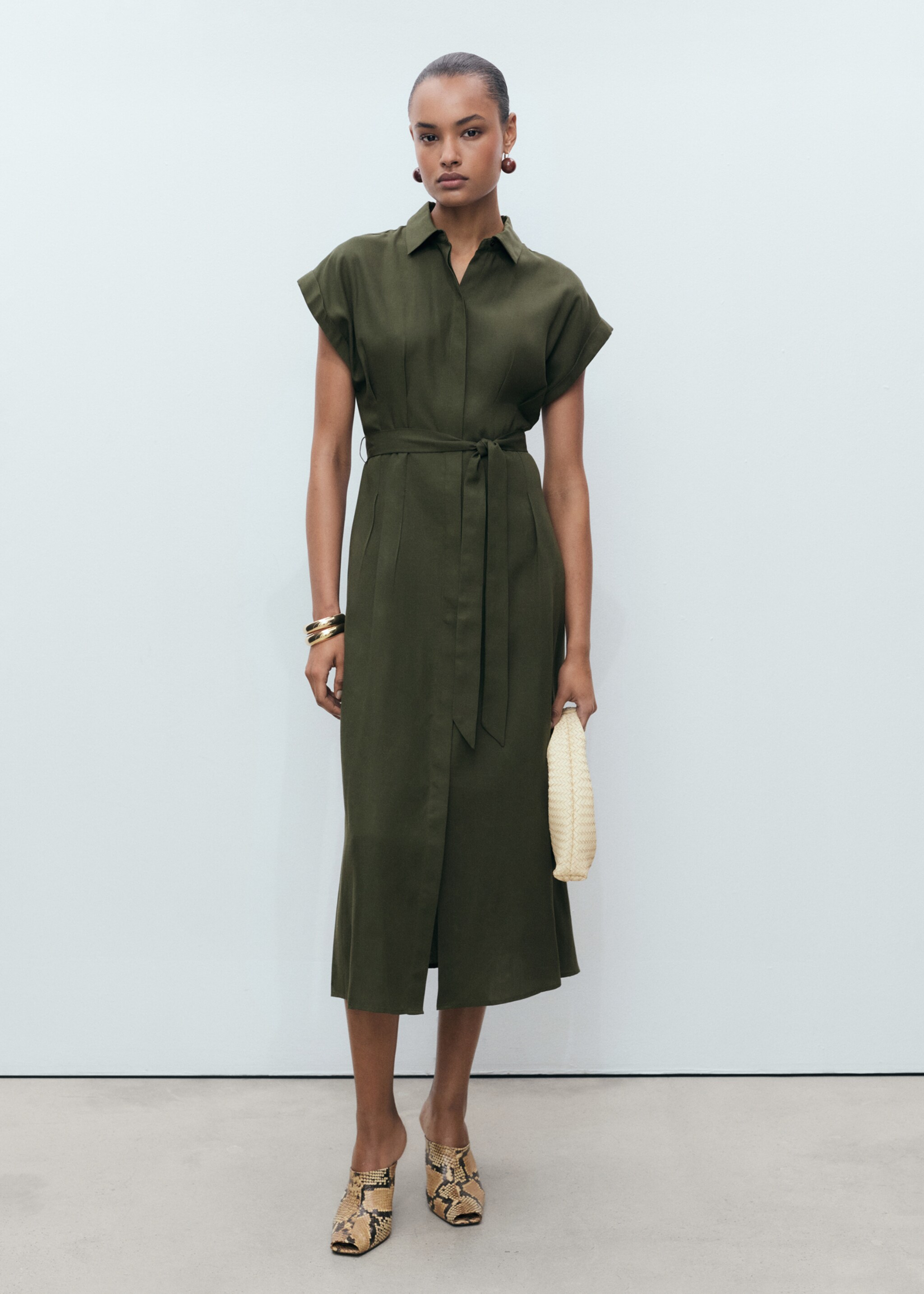 Vestido camiseiro de linho e liocel com cinto - Plano geral