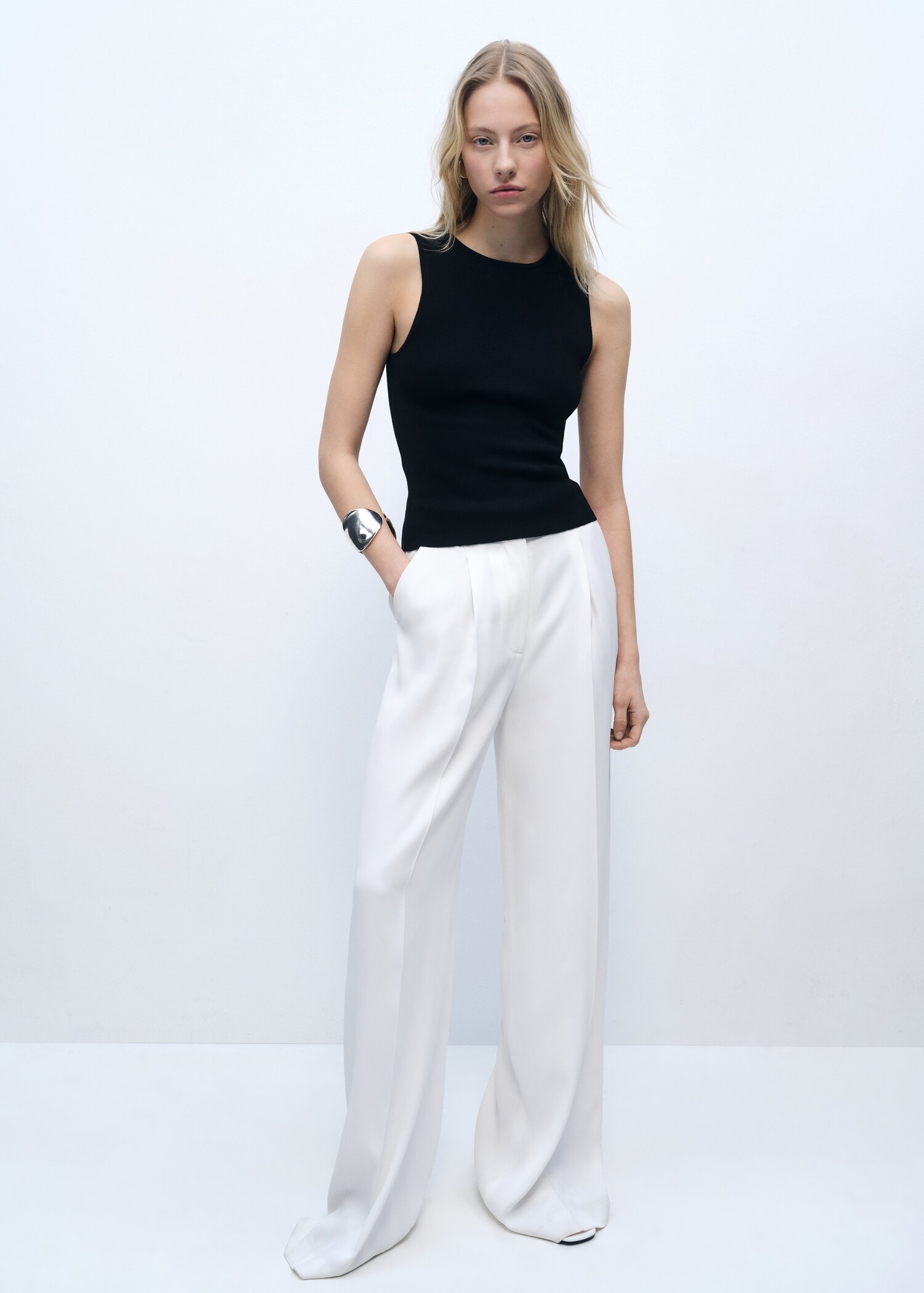 Sleeveless fitted knitted top - General plane