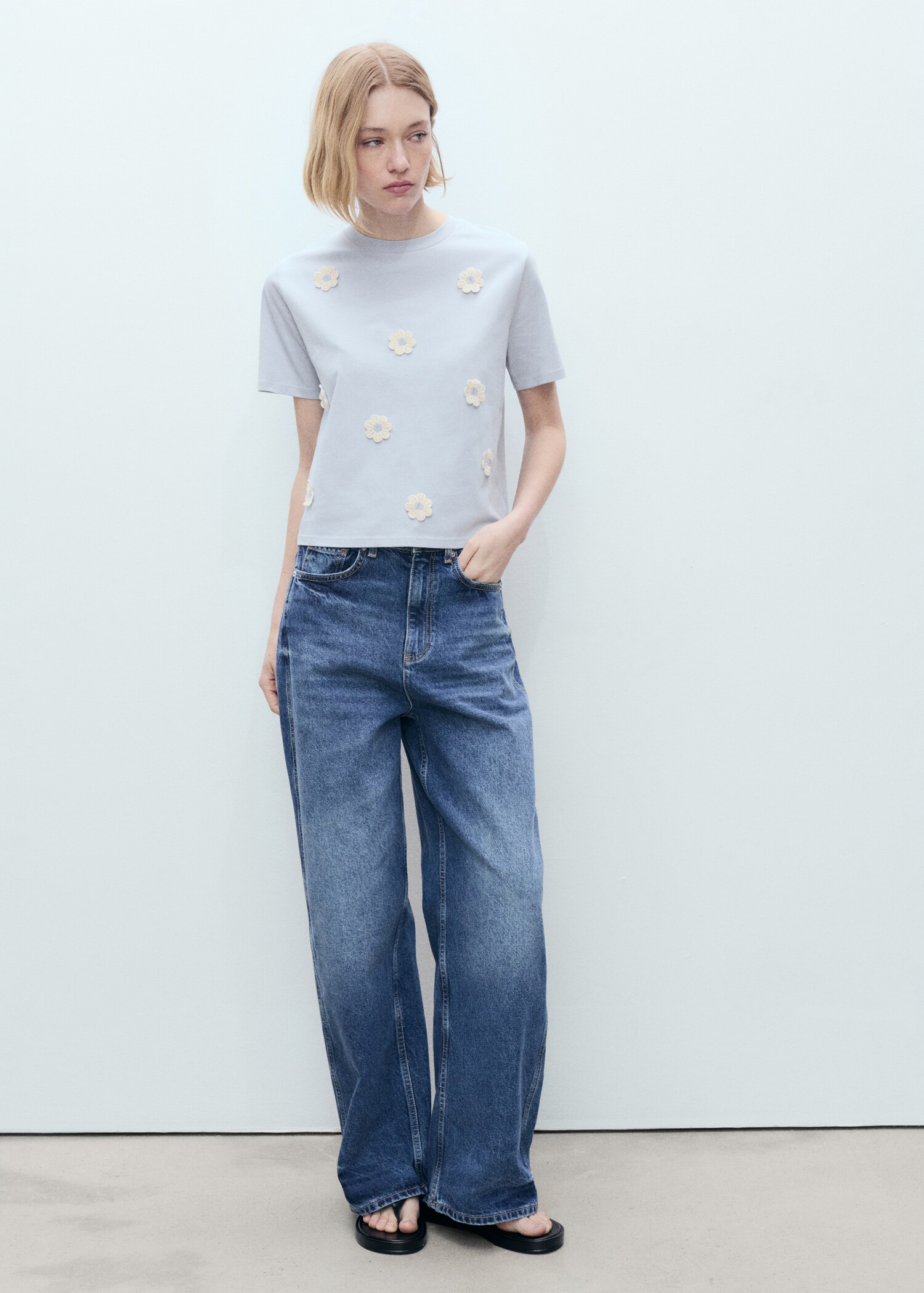 Baumwoll-T-Shirt mit Blumenapplikation - Allgemeine Ansicht