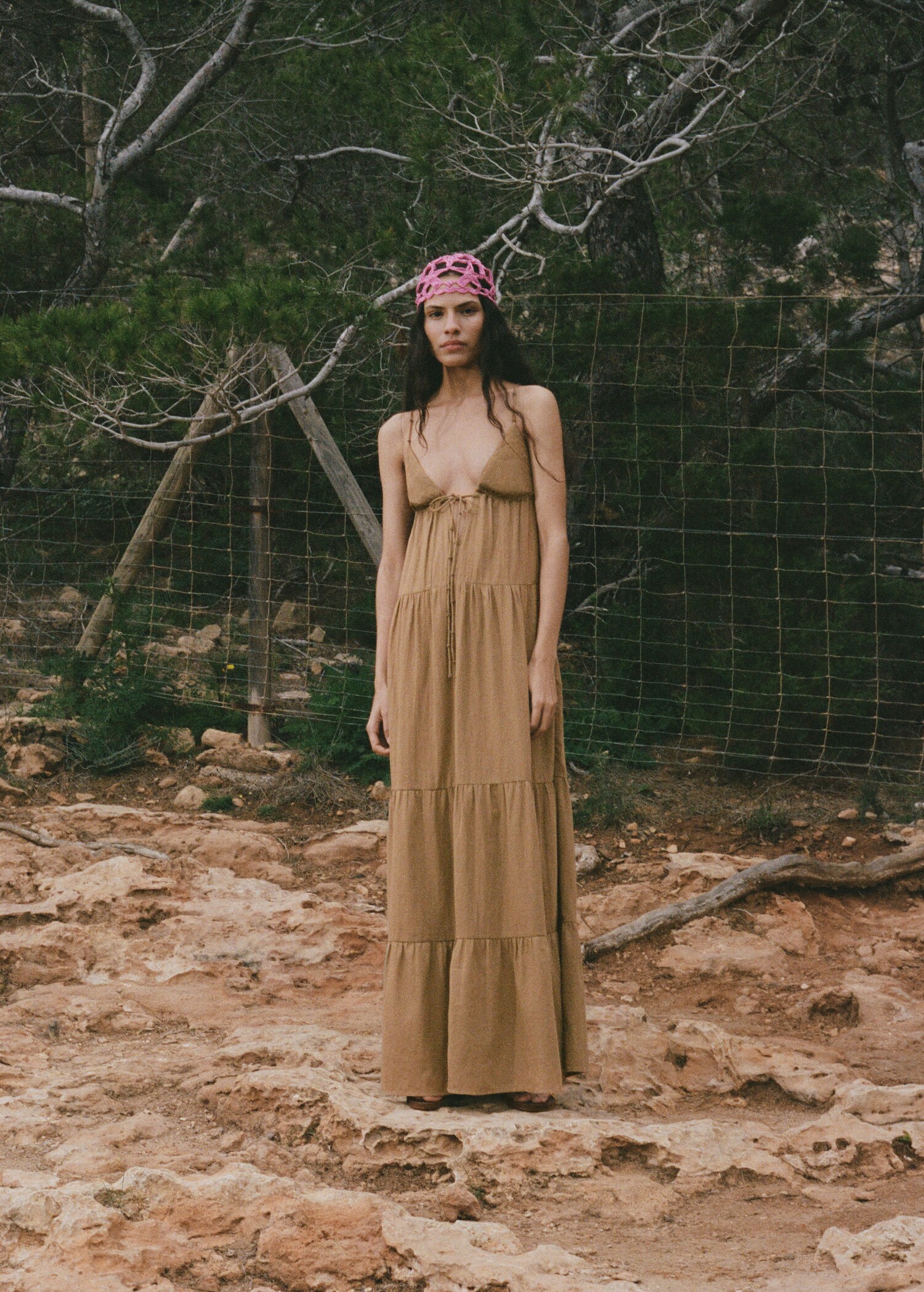 Vestido de algodão com decote em V - Plano geral