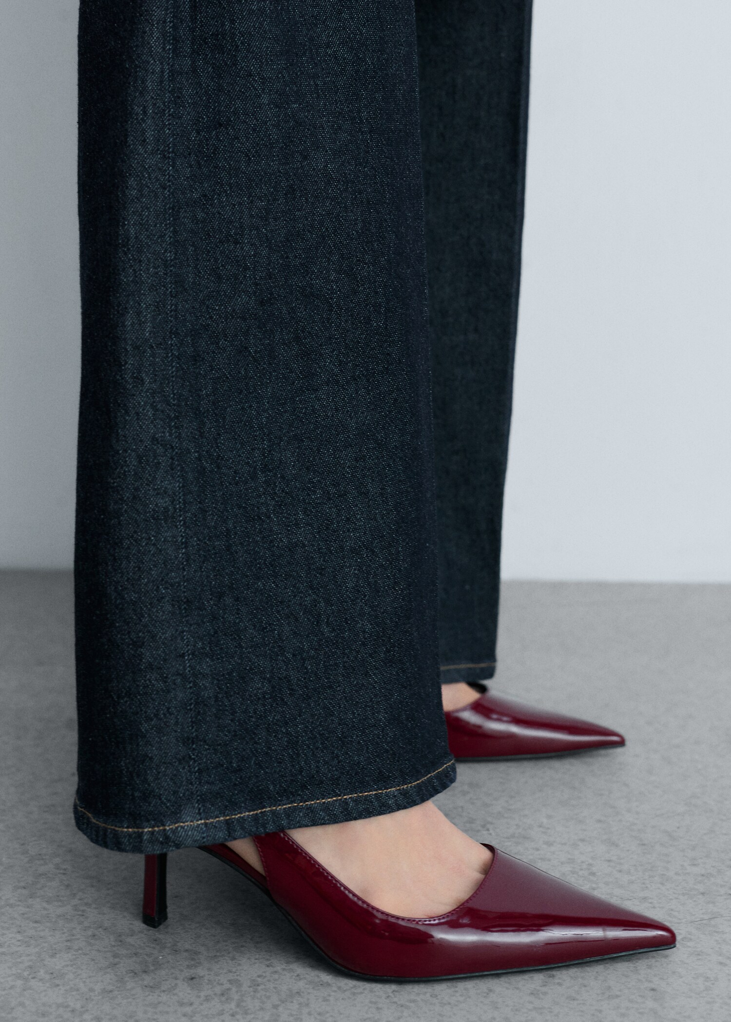 Pointed shoes with patent leather effect - General plane
