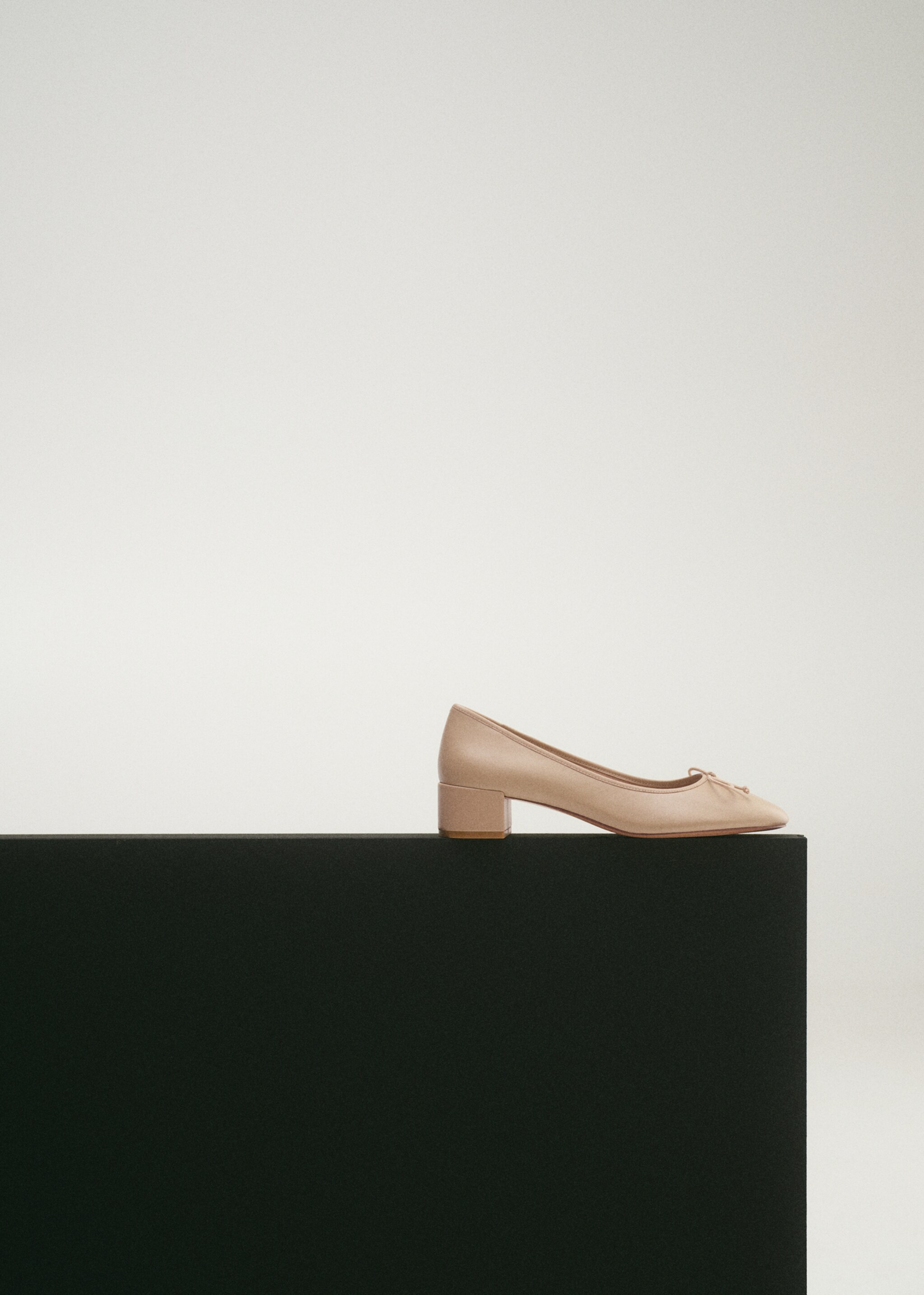Sepatu flat ballet berhak dengan pita kulit - Tampilan Umum