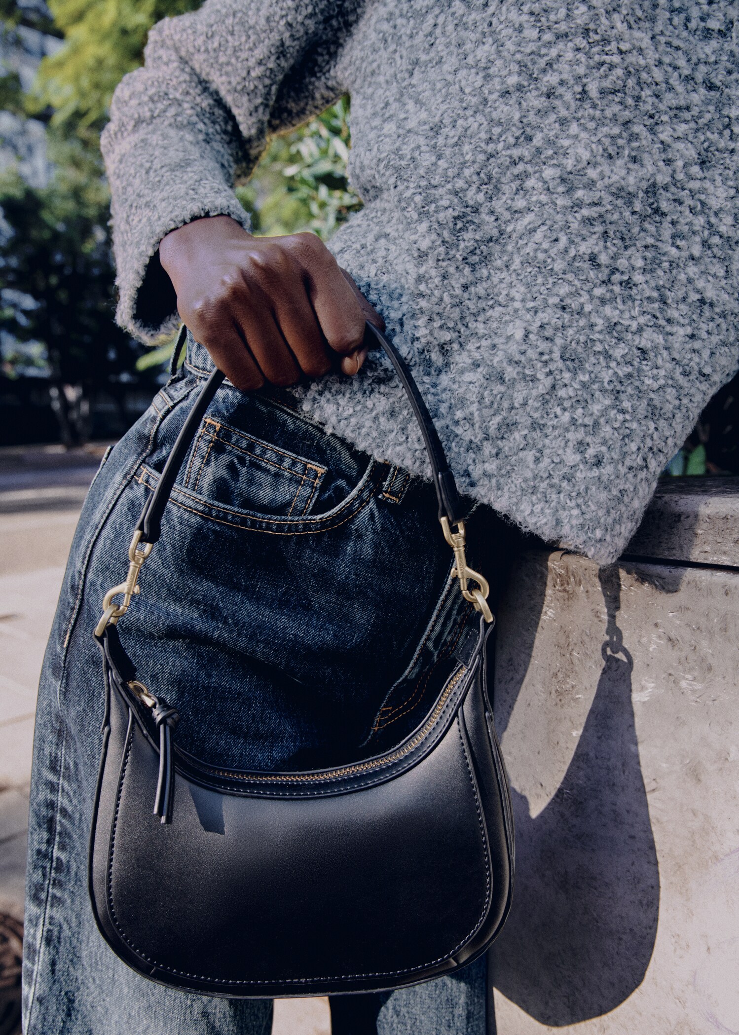Geantă crossbody mini ovală - Plan general