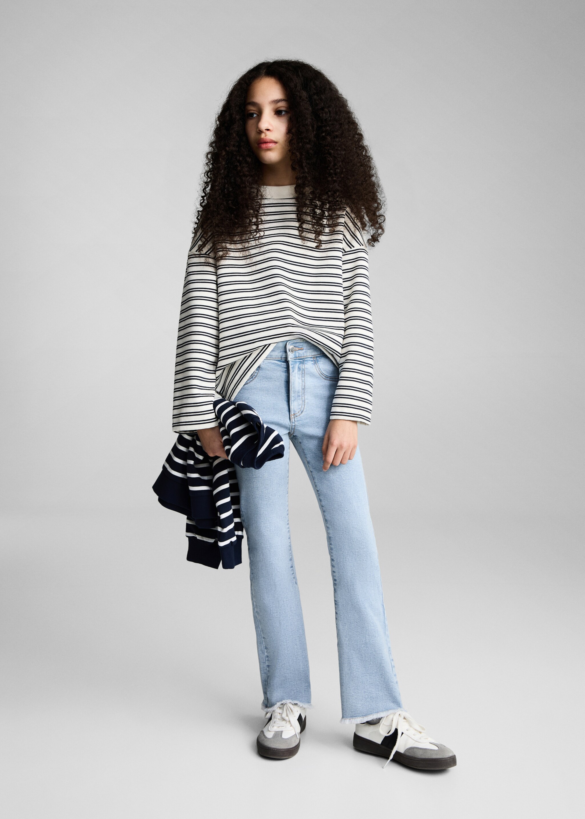 Frayed trumpet jeans - General plane