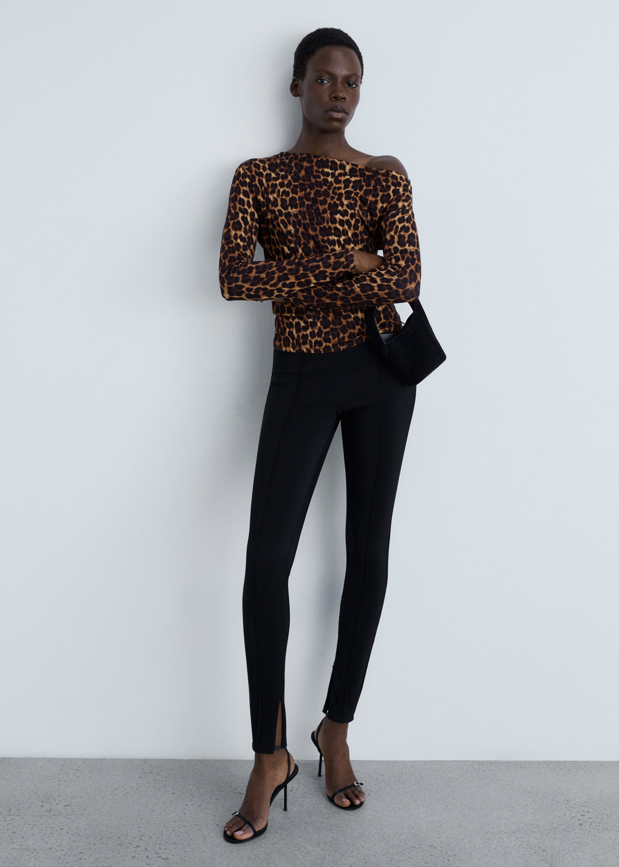 Asymmetrical neck leopard t-shirt - General plane
