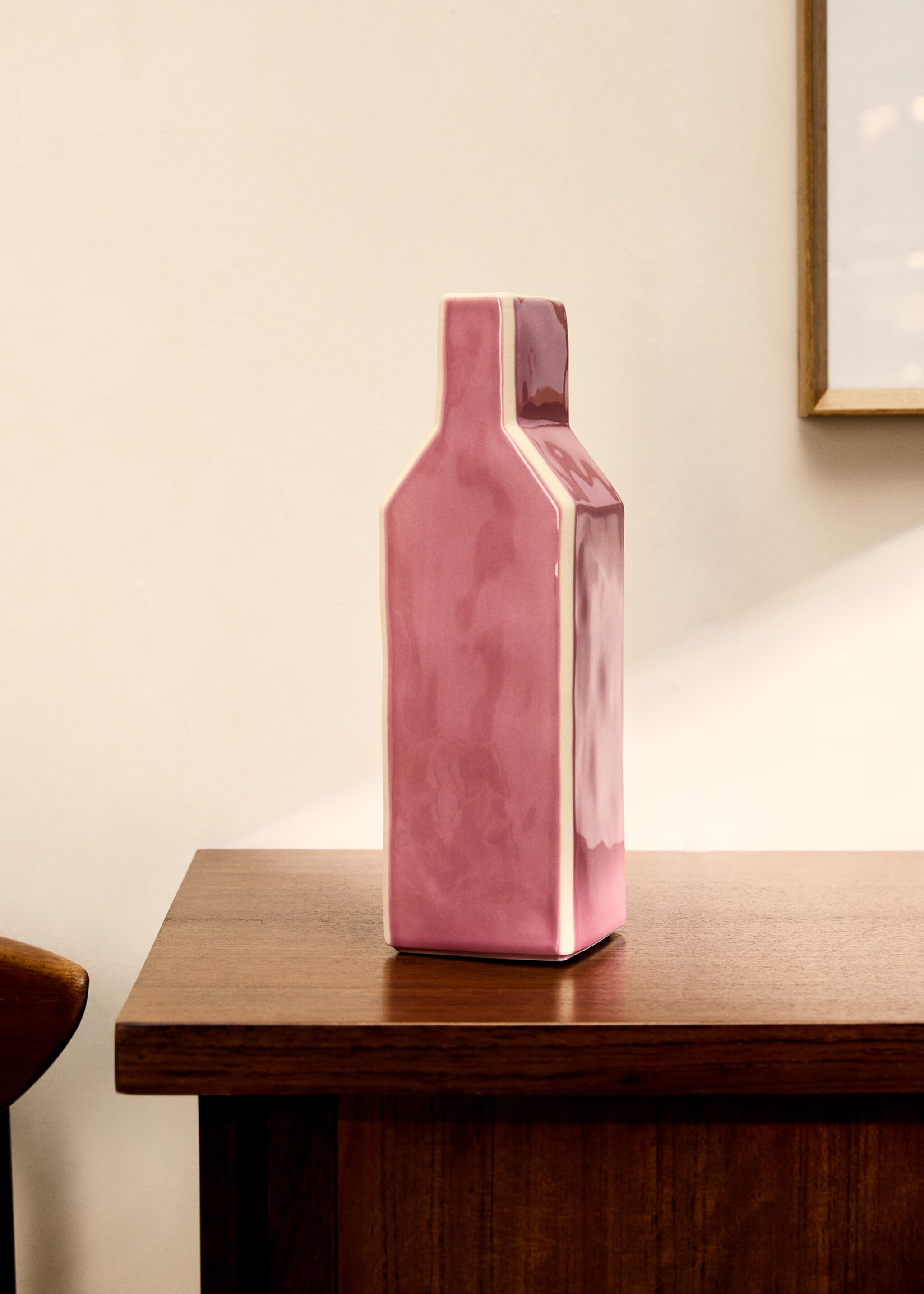 Stoneware vase with bottle design - General plane