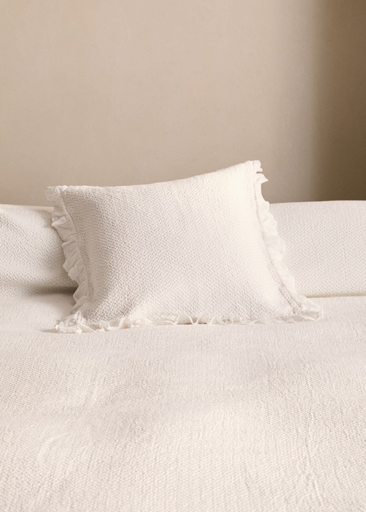 Funda cojín cama algodón acabado volantes 50x50 cm - Plano general