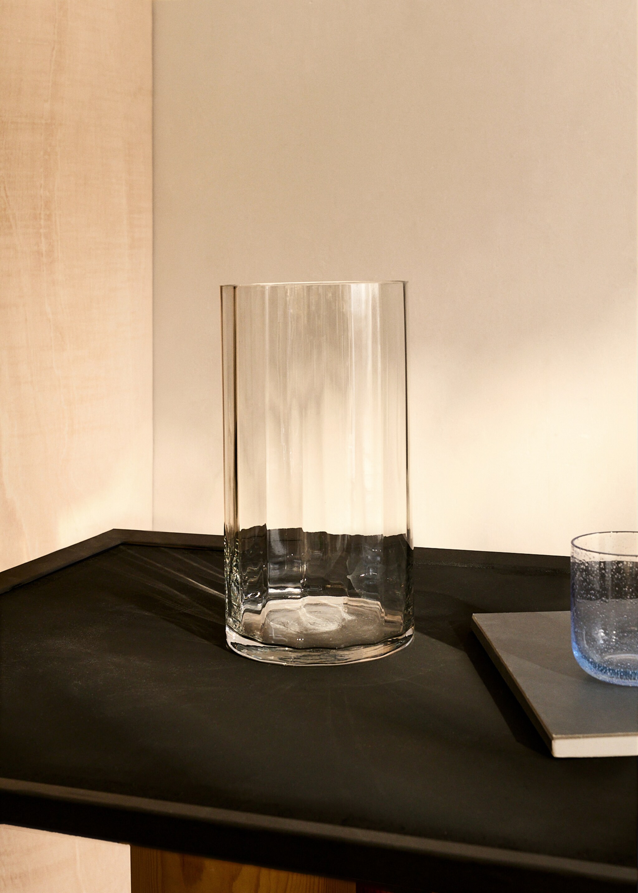 Hand-blown glass vase with large stripes - General plane