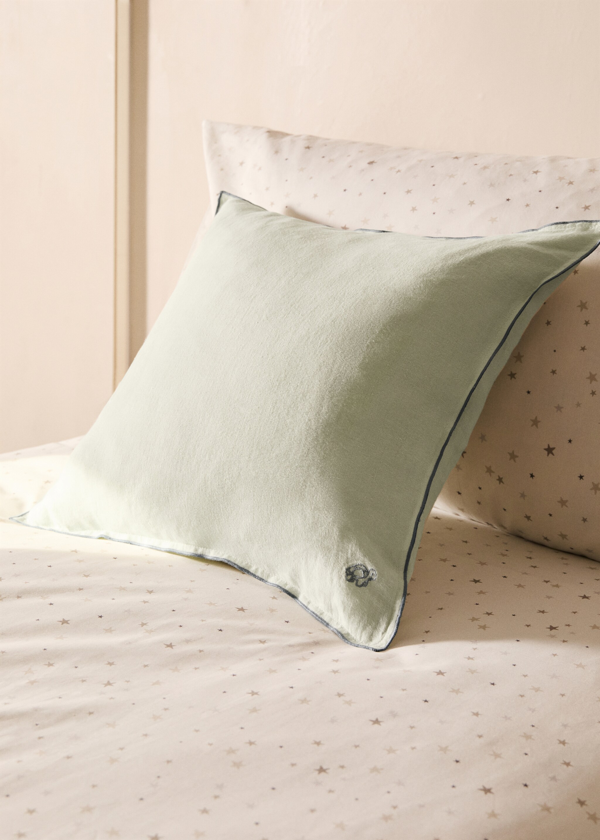 Linen children's cushion cover with embroidered overlock 40x40 cm - General plane