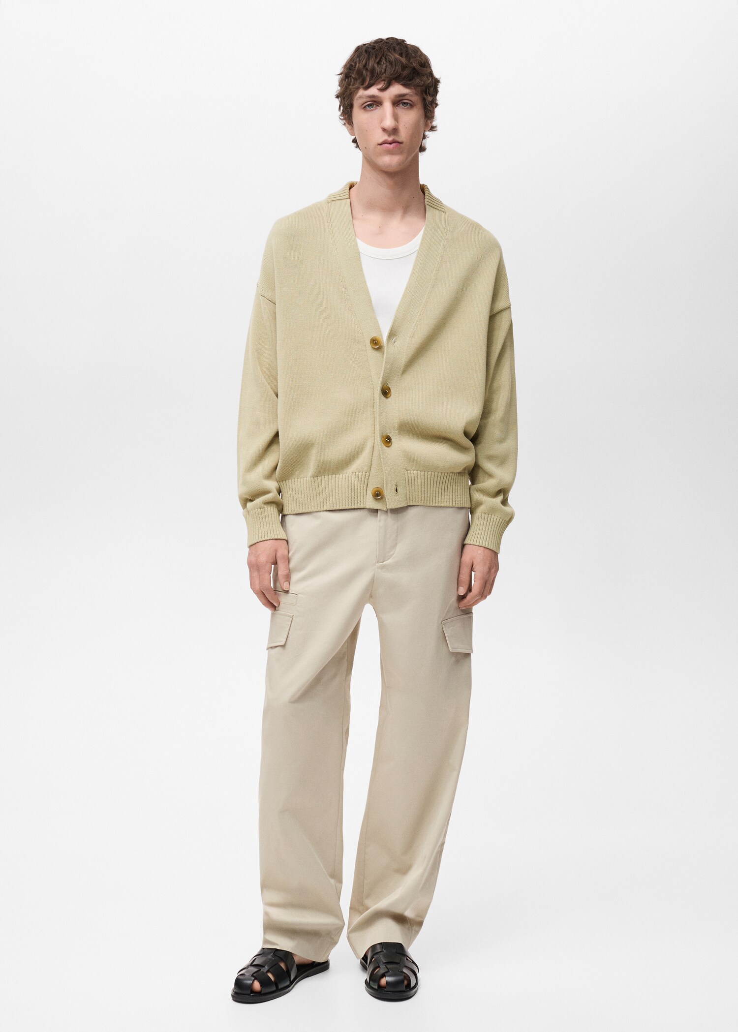 Knitted cotton cardigan with buttons - Общий план