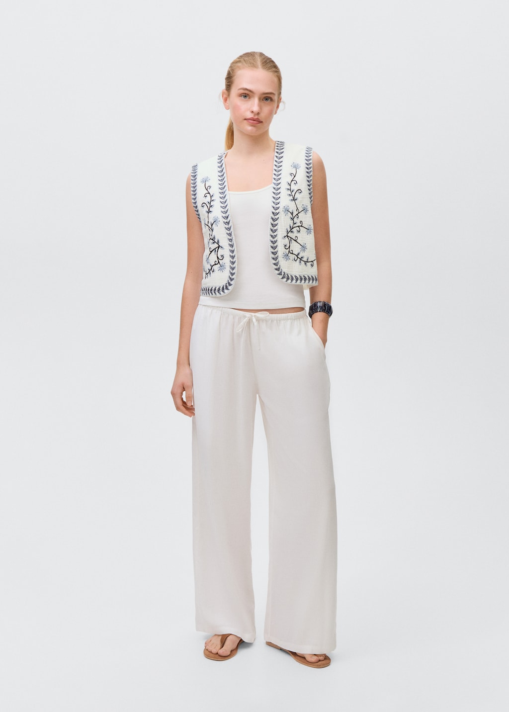 Flower-embroidered cropped waistcoat | MANGO Mali