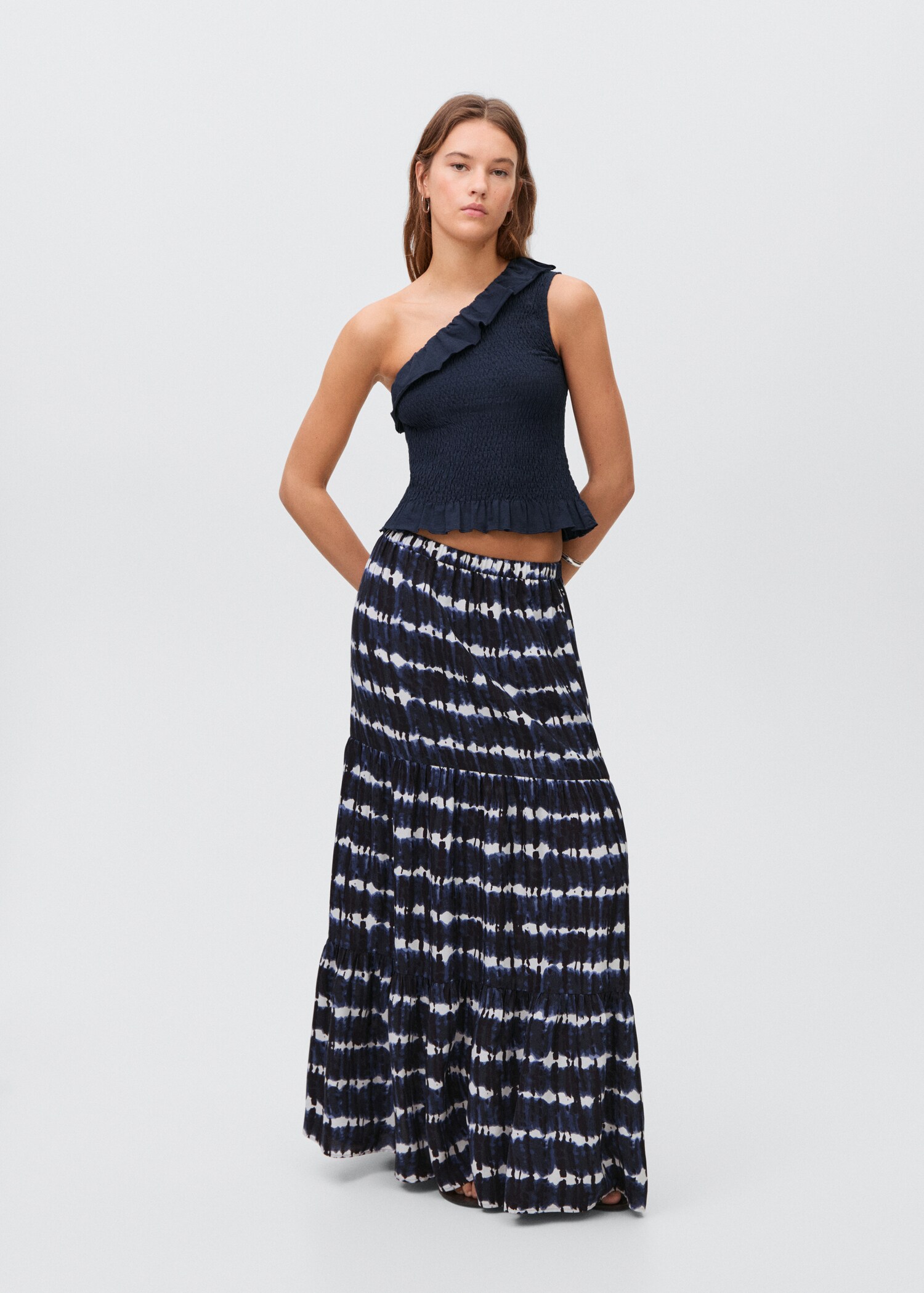 Falda larga tie-dye - Plano general