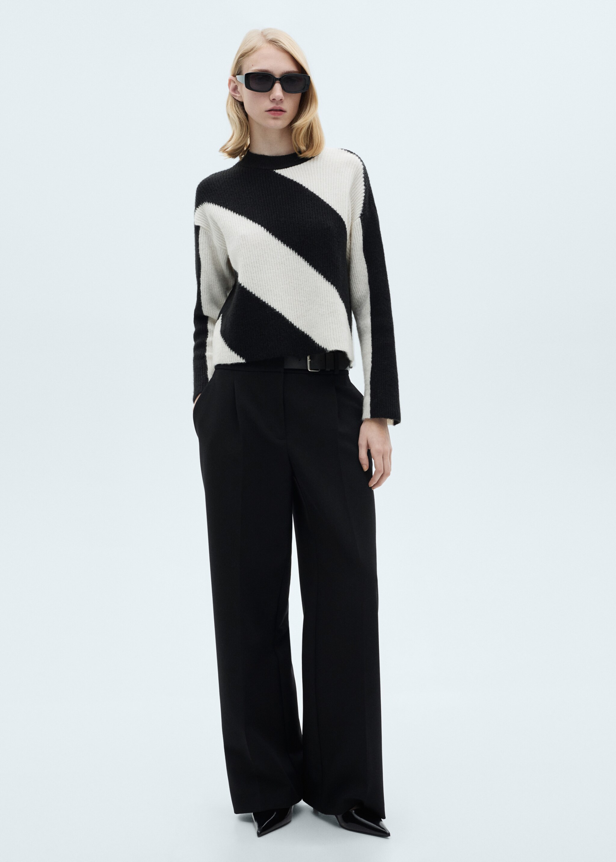Pulover din tricot cu dungi - Plan general