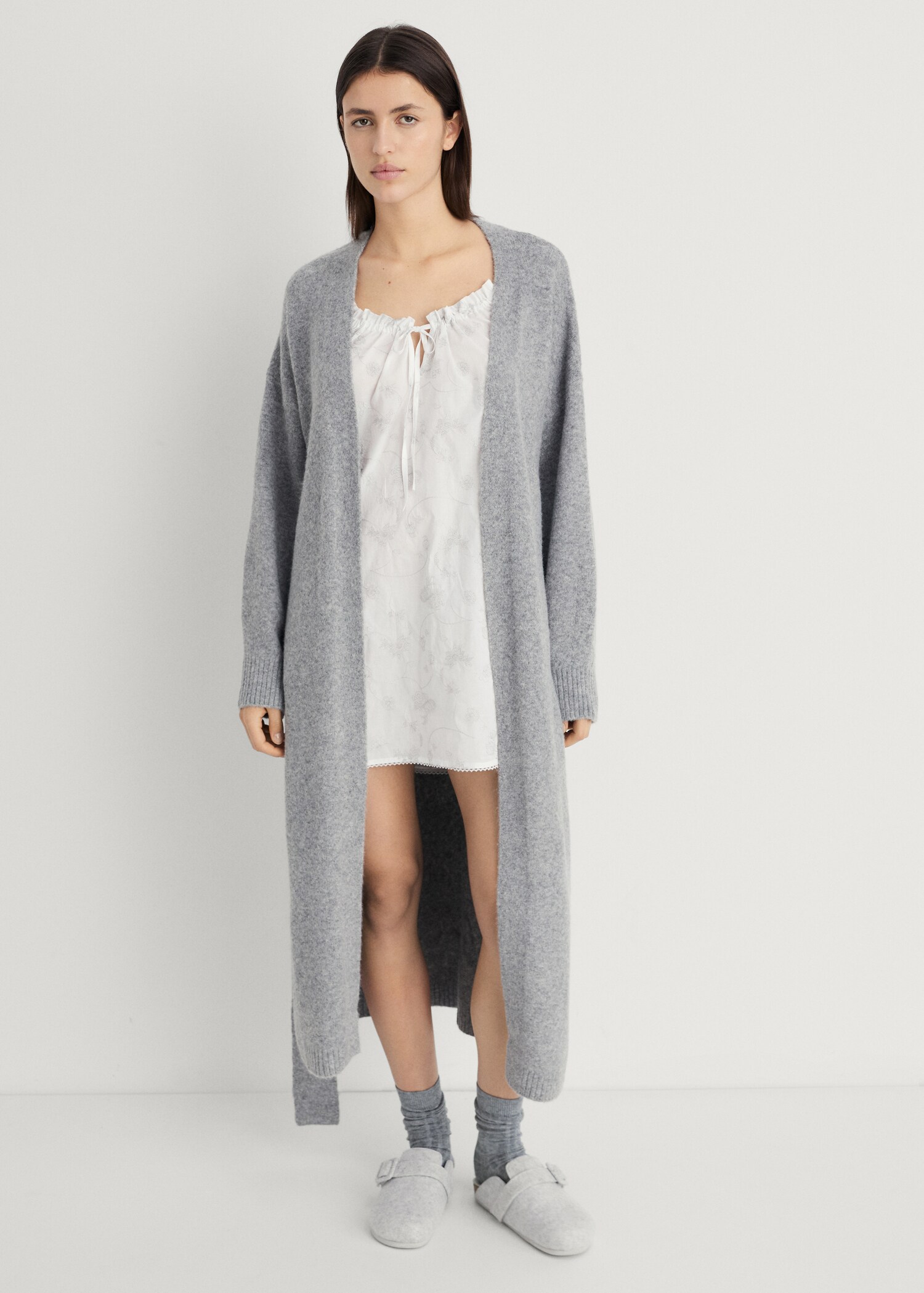 Floral embroidered nightgown - Загальний план
