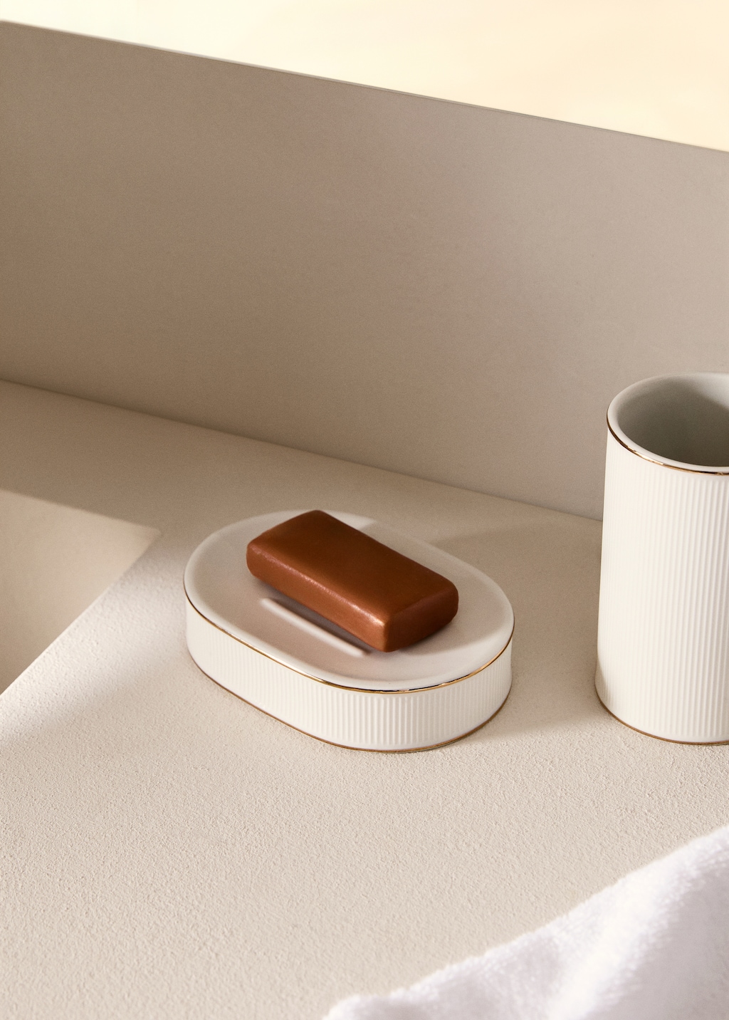 Stoneware soap dish with stripe detail