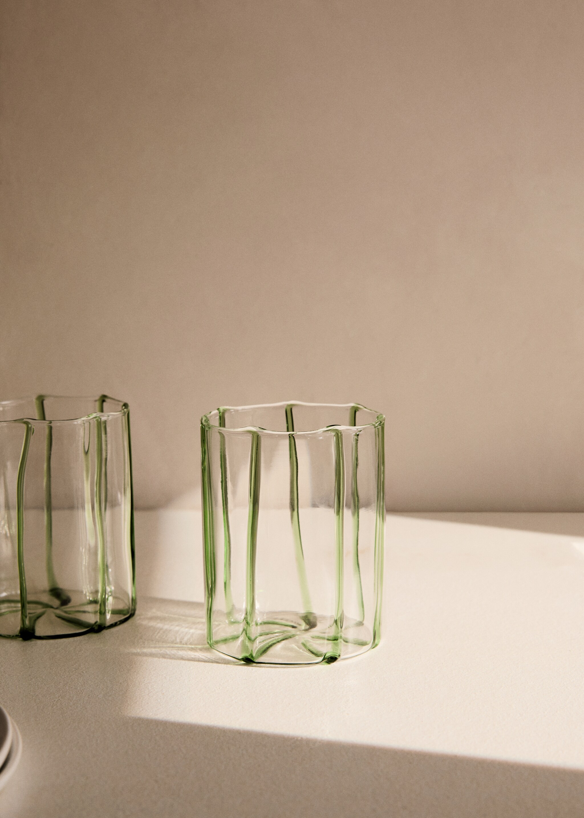 Borosilikat-Trinkglas mit farbigen Linien - Allgemeine Ansicht