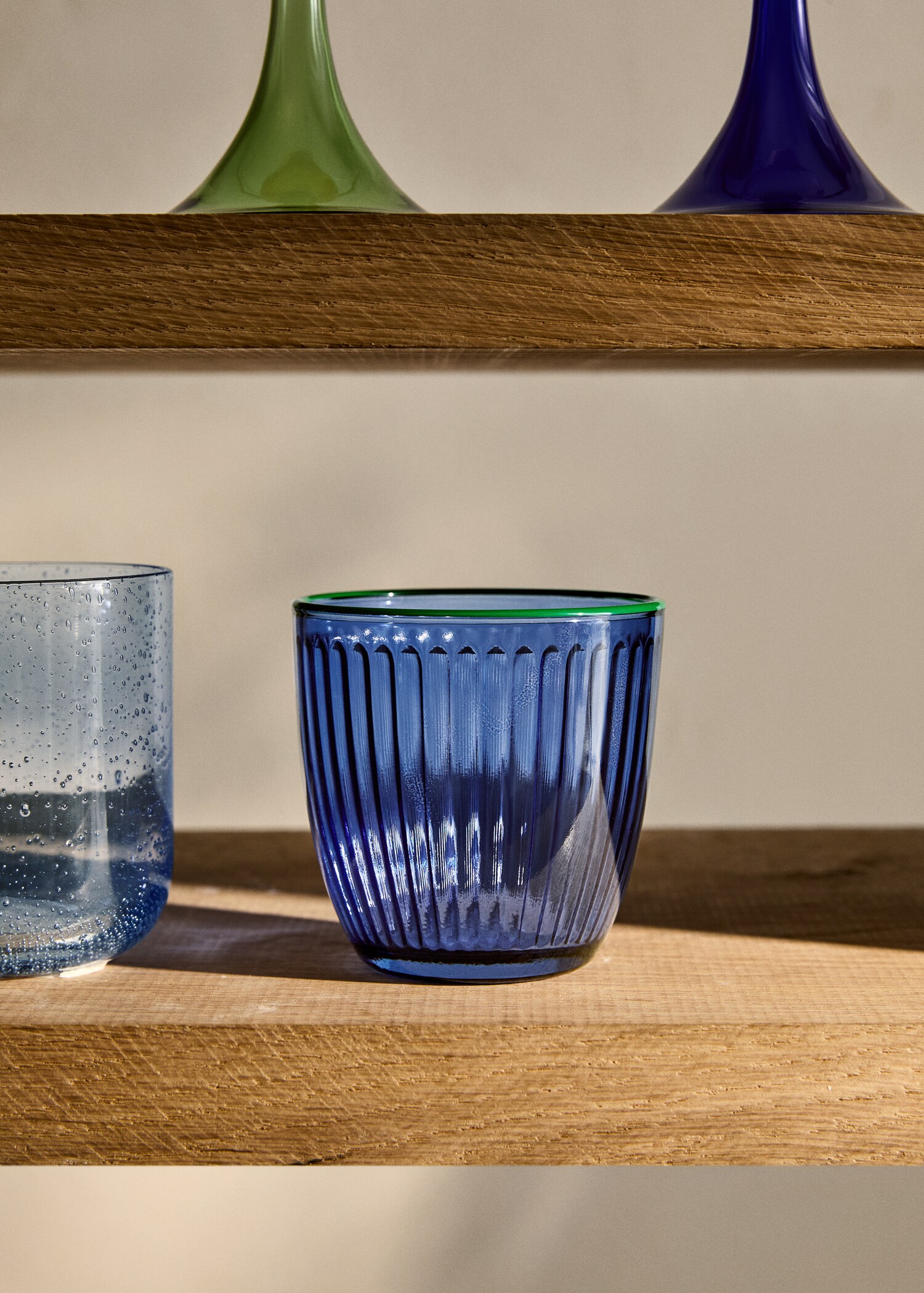Stem glass with two-tone textured stripe design - General plane