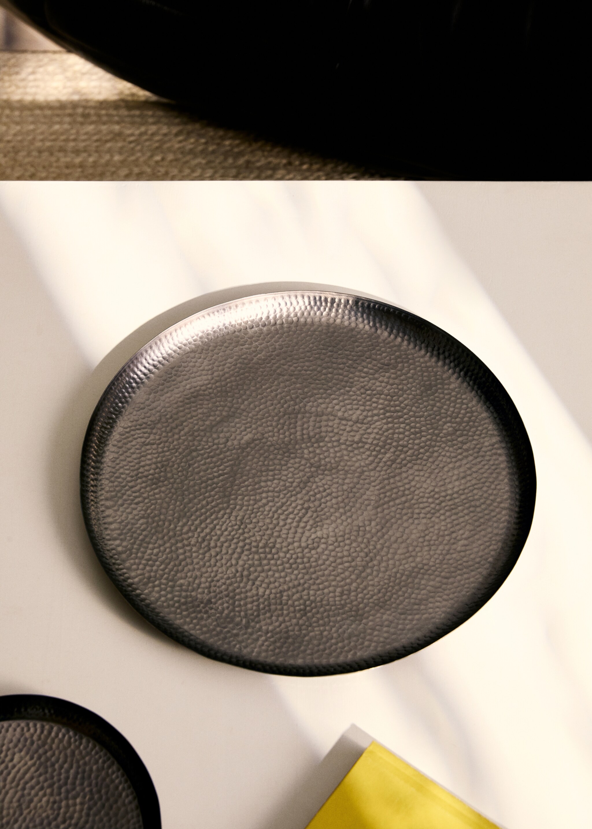 Large hammered metal tray - General plane