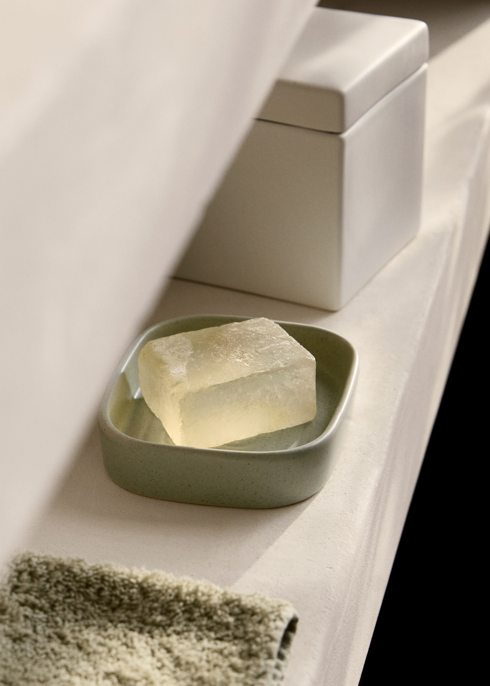 Striped stoneware soap dish - General plane