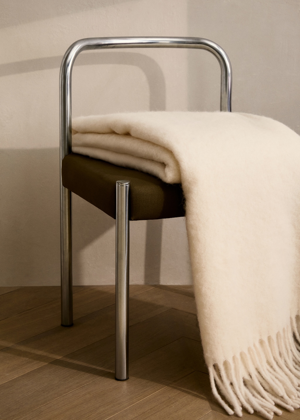 Soft-effect blanket with fringed trim