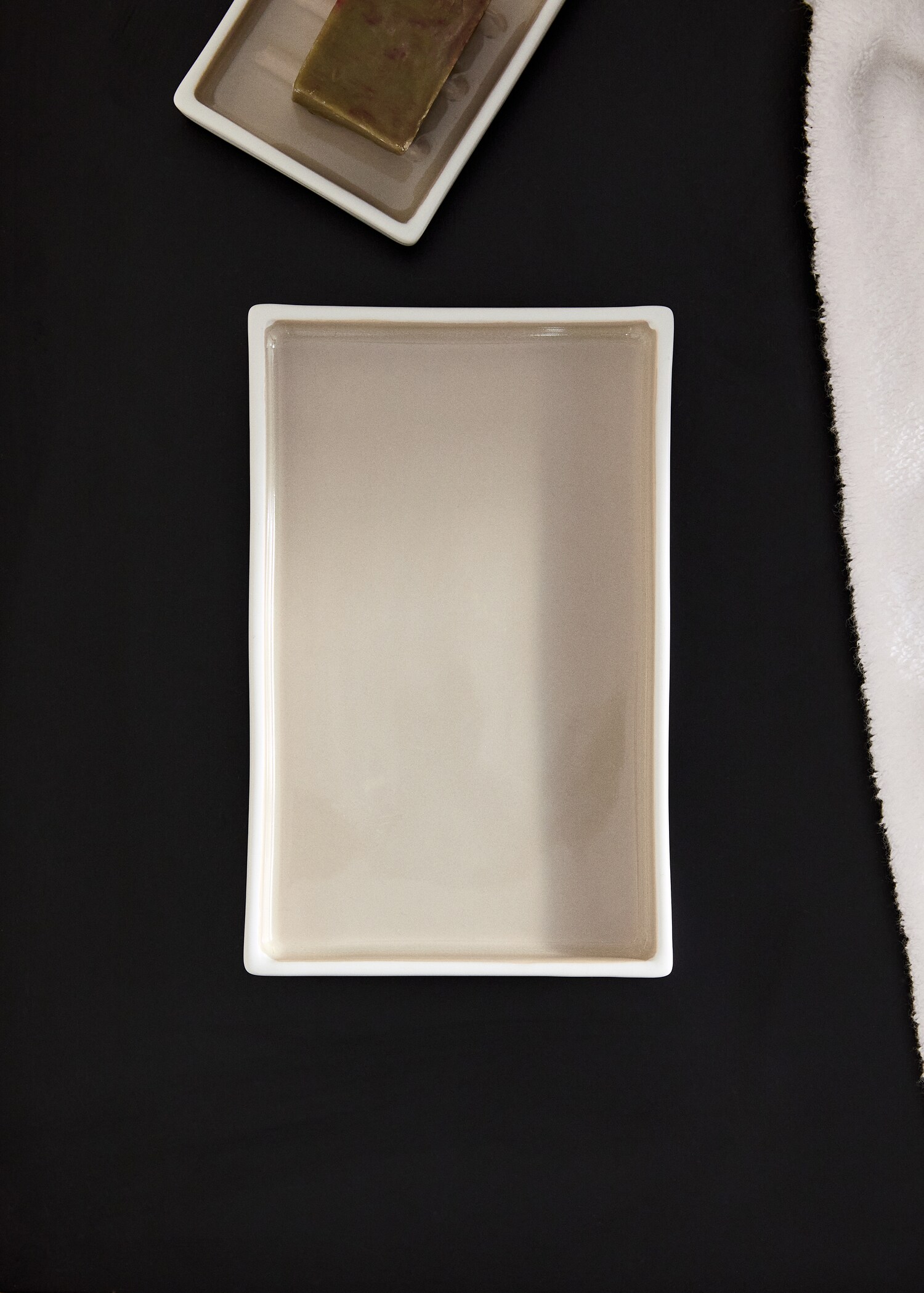 Two-tone porcelain bathroom tray - General plane