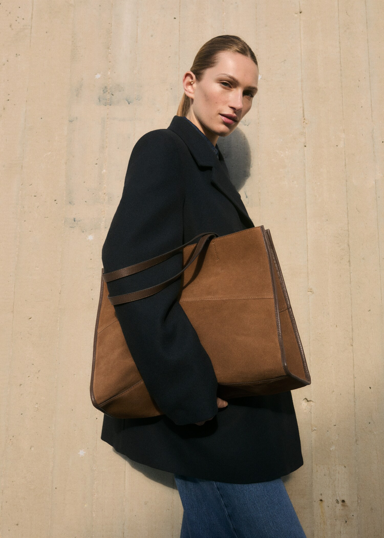 Leather shopper bag with stitching - General plane