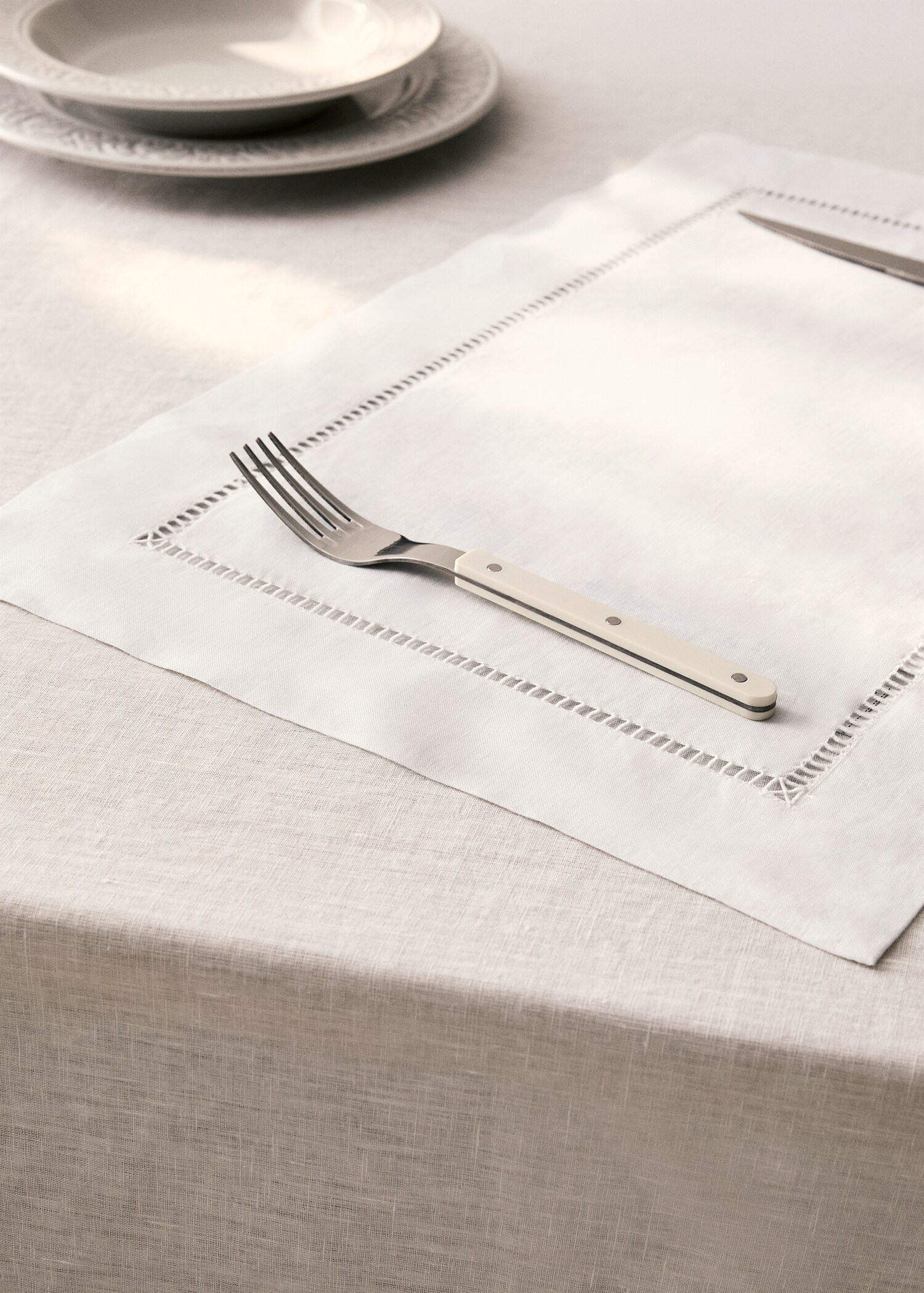 Embroidered hemstitched linen placemat - General plane