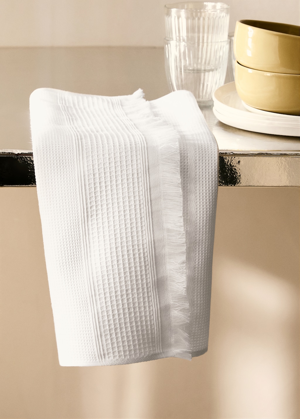 Textured cotton kitchen towel with fringes