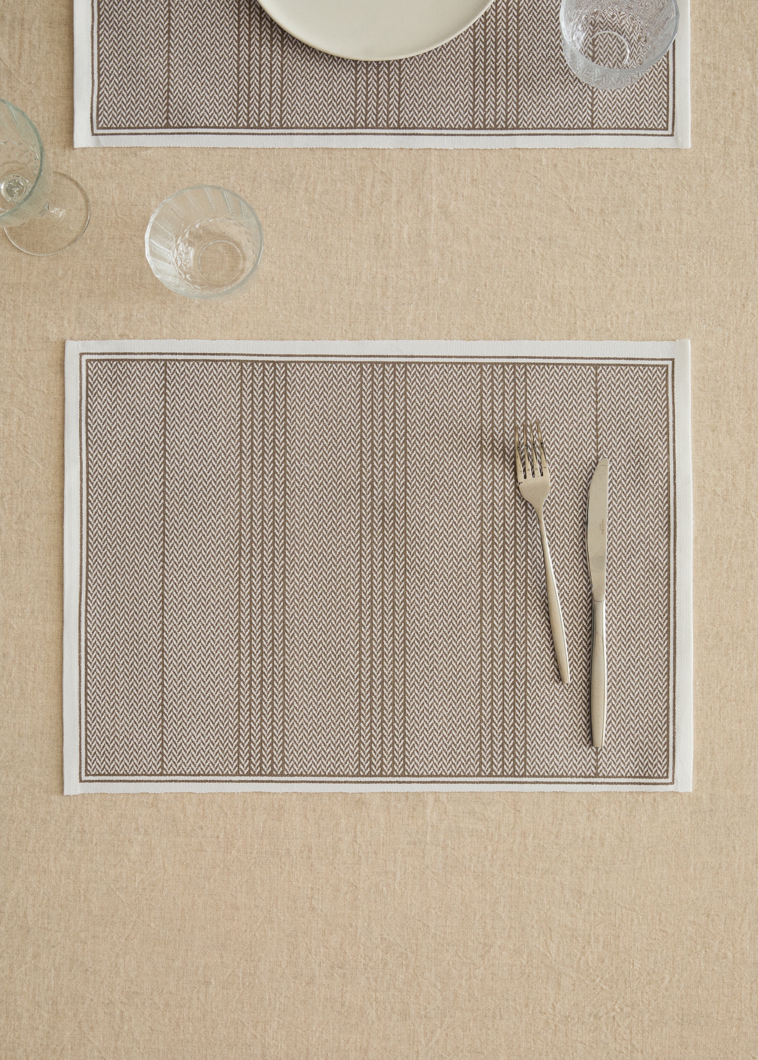 Geometric print placemats - General plane