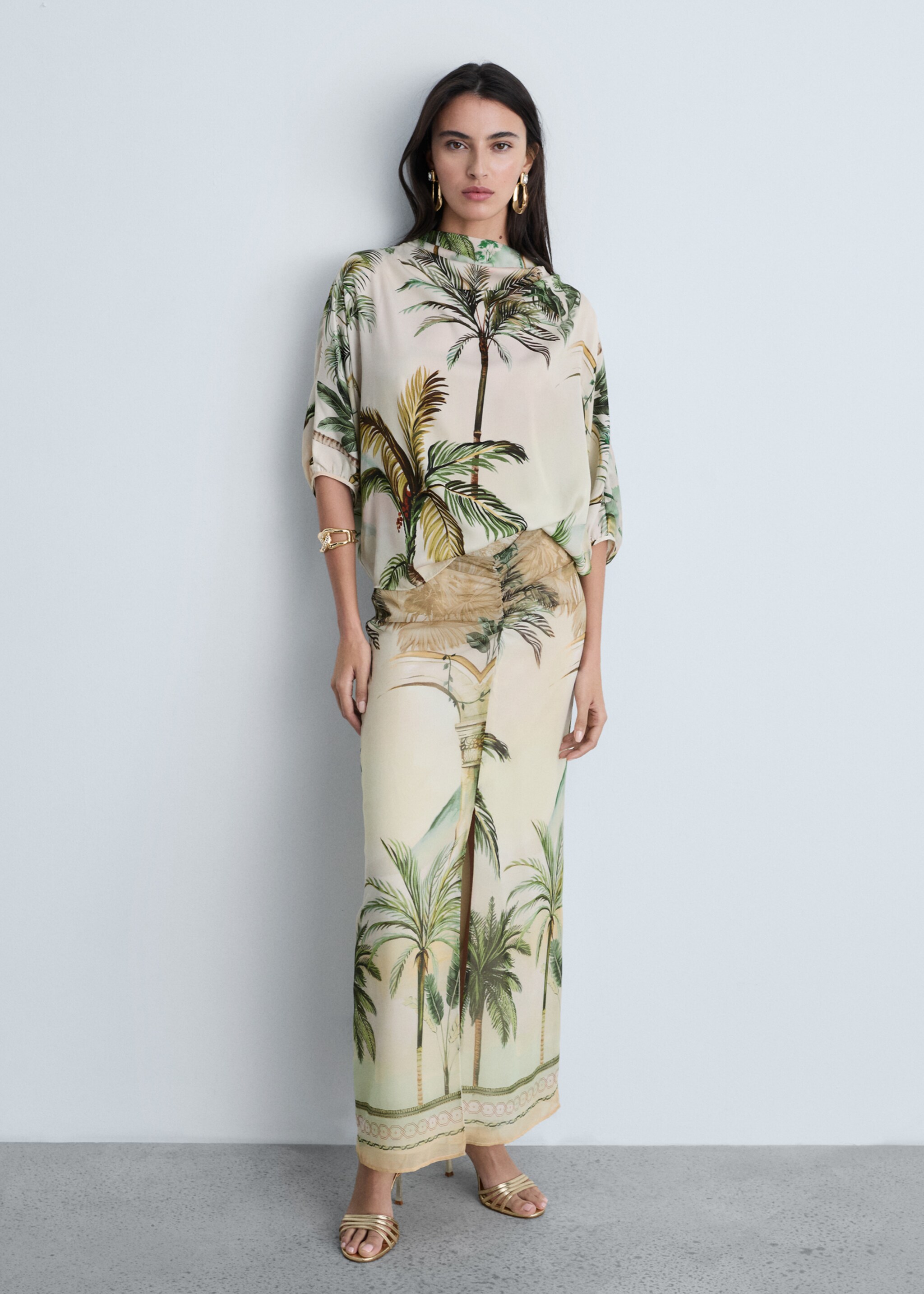 Jubah drape dengan motif tropis - Tampilan Umum