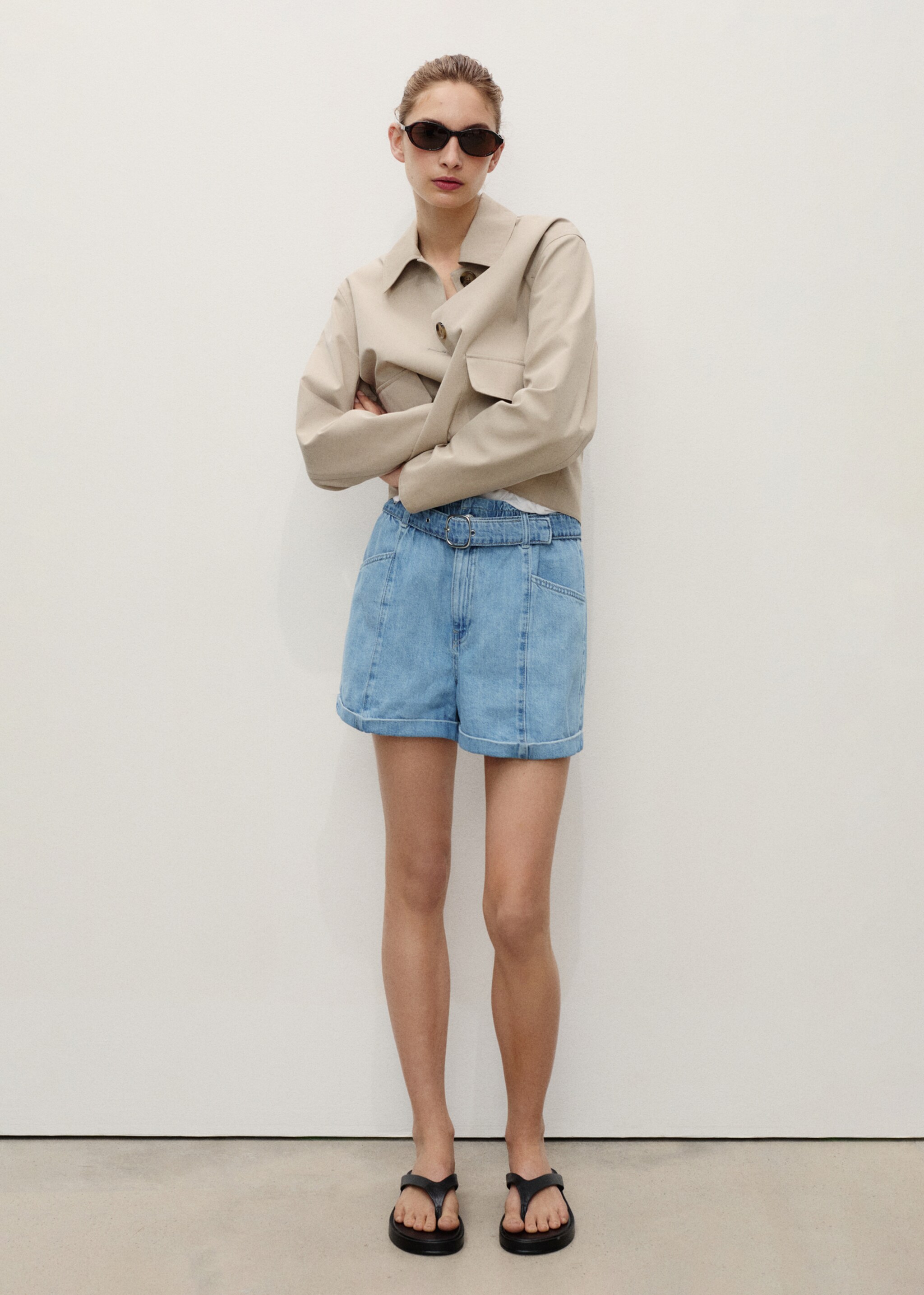 Jeans-Shorts mit Gürtel - Allgemeine Ansicht