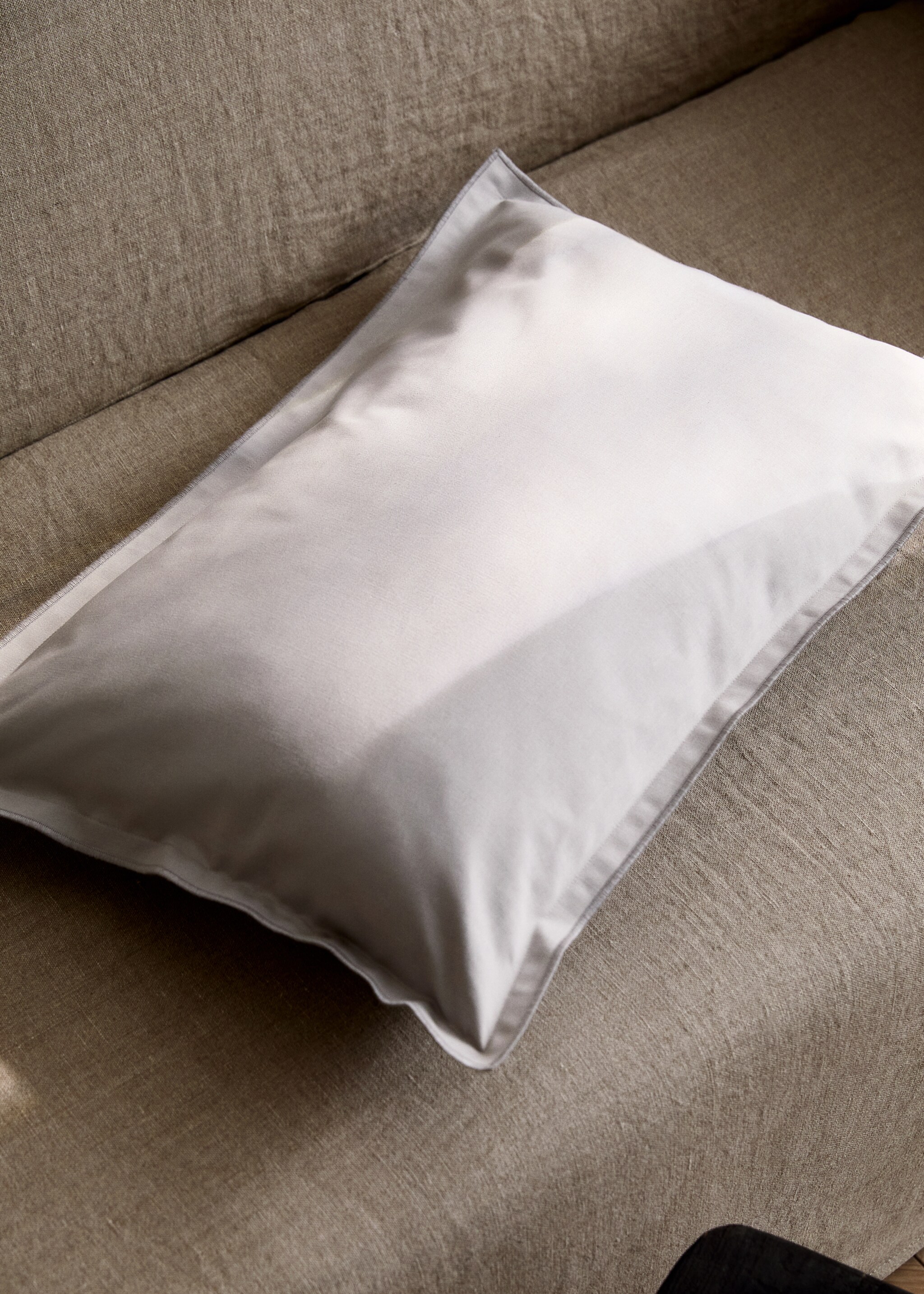 Satin cushion cover 40x60 cm - General plane, Light/Pastel Grey. Ref: 87082892-00.