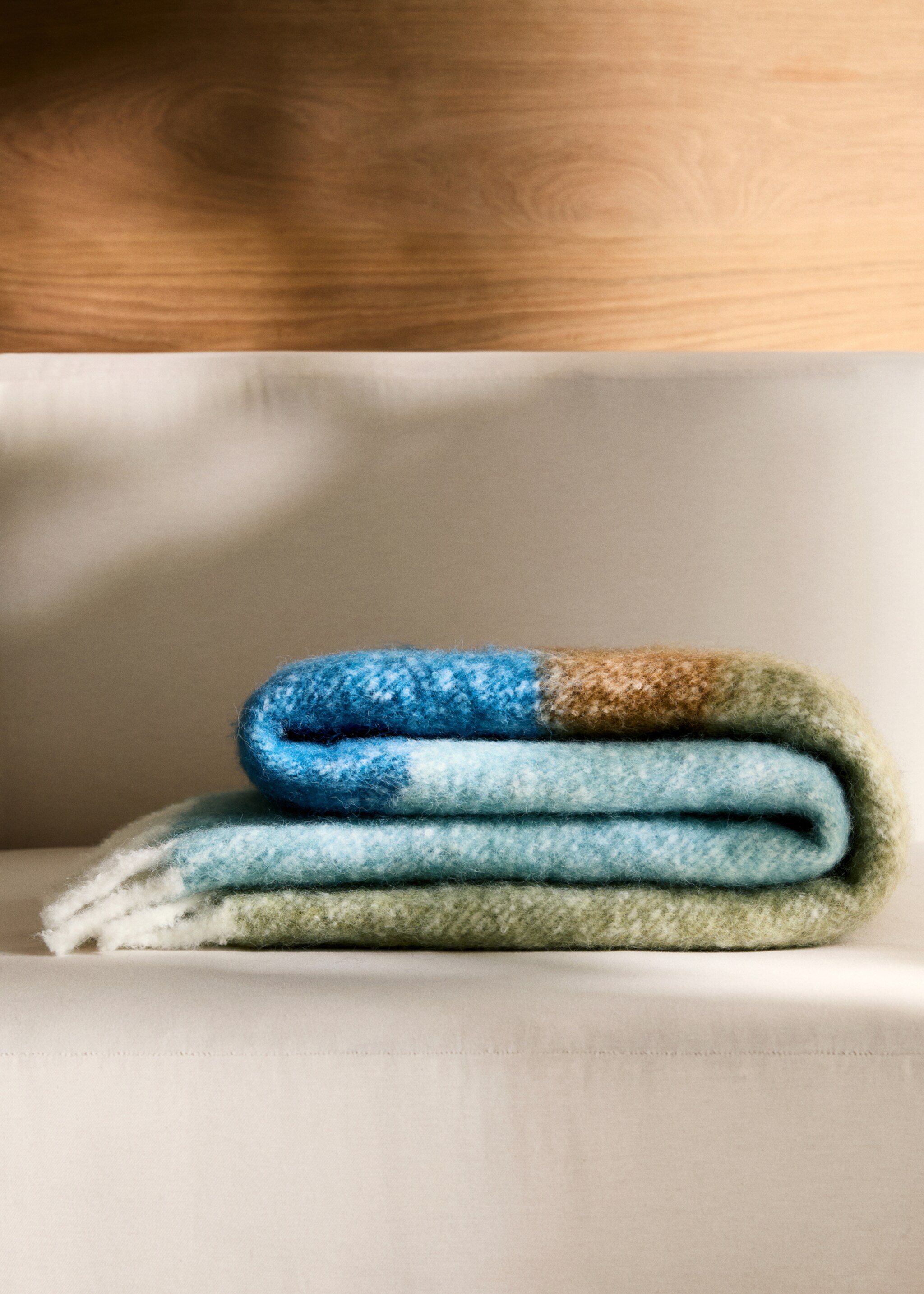 Multi-coloured striped blanket - General plane