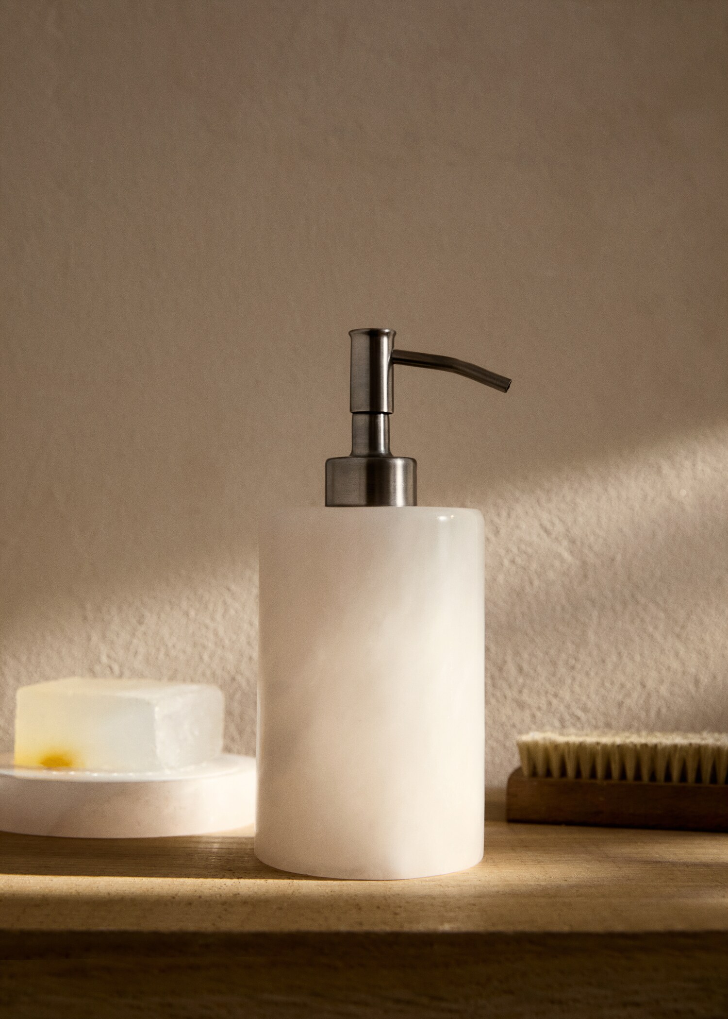 Alabaster soap dispenser - General plane