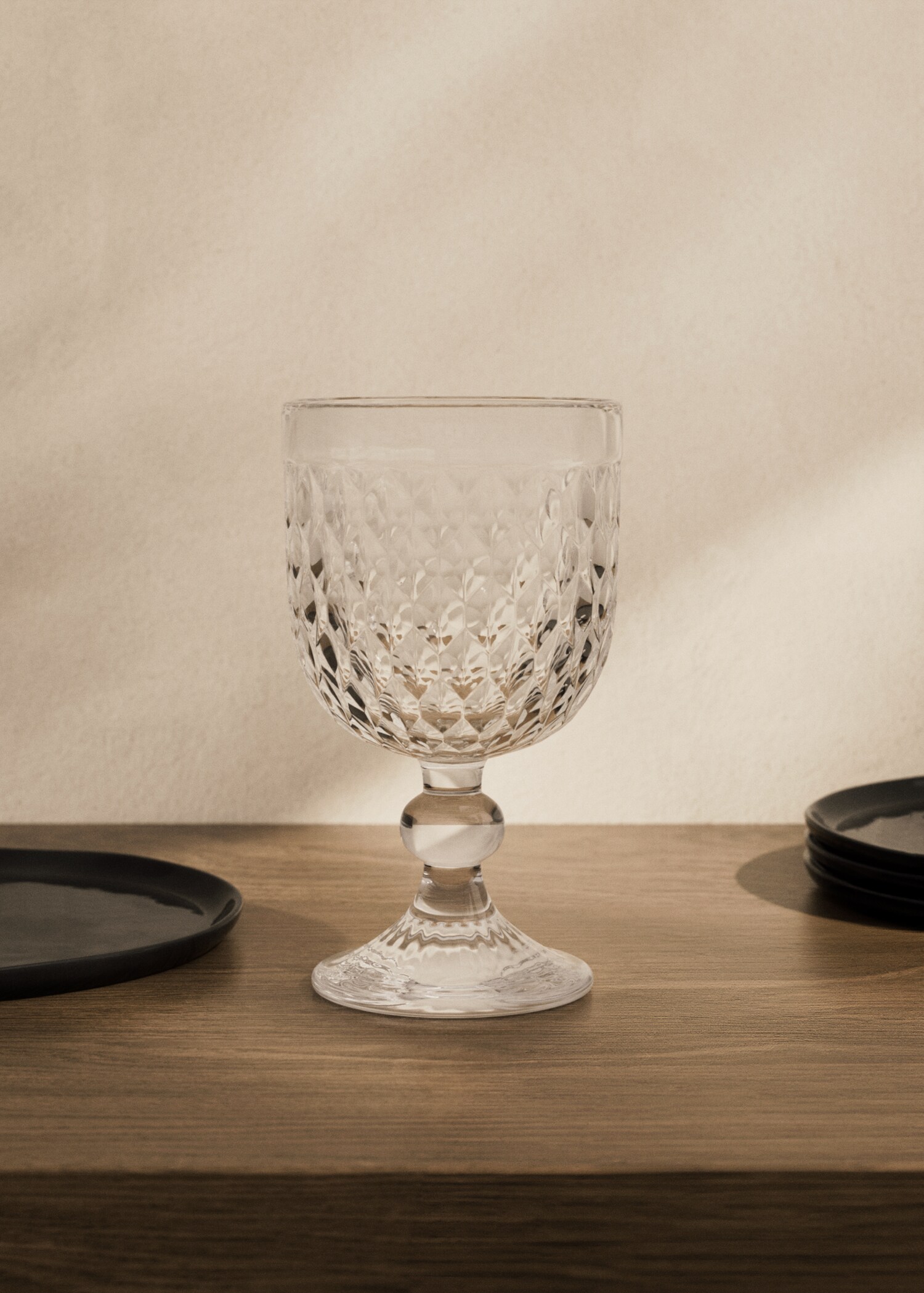 Glass with geometric embossed design - General plane