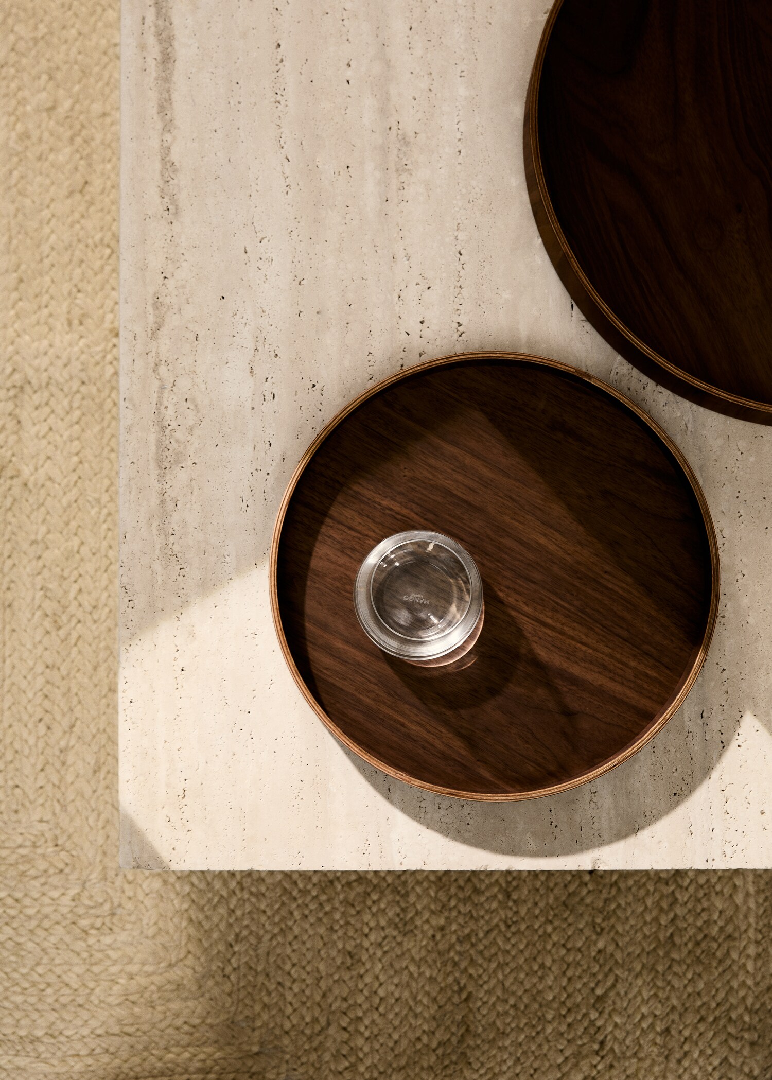 Medium round wooden tray - General plane