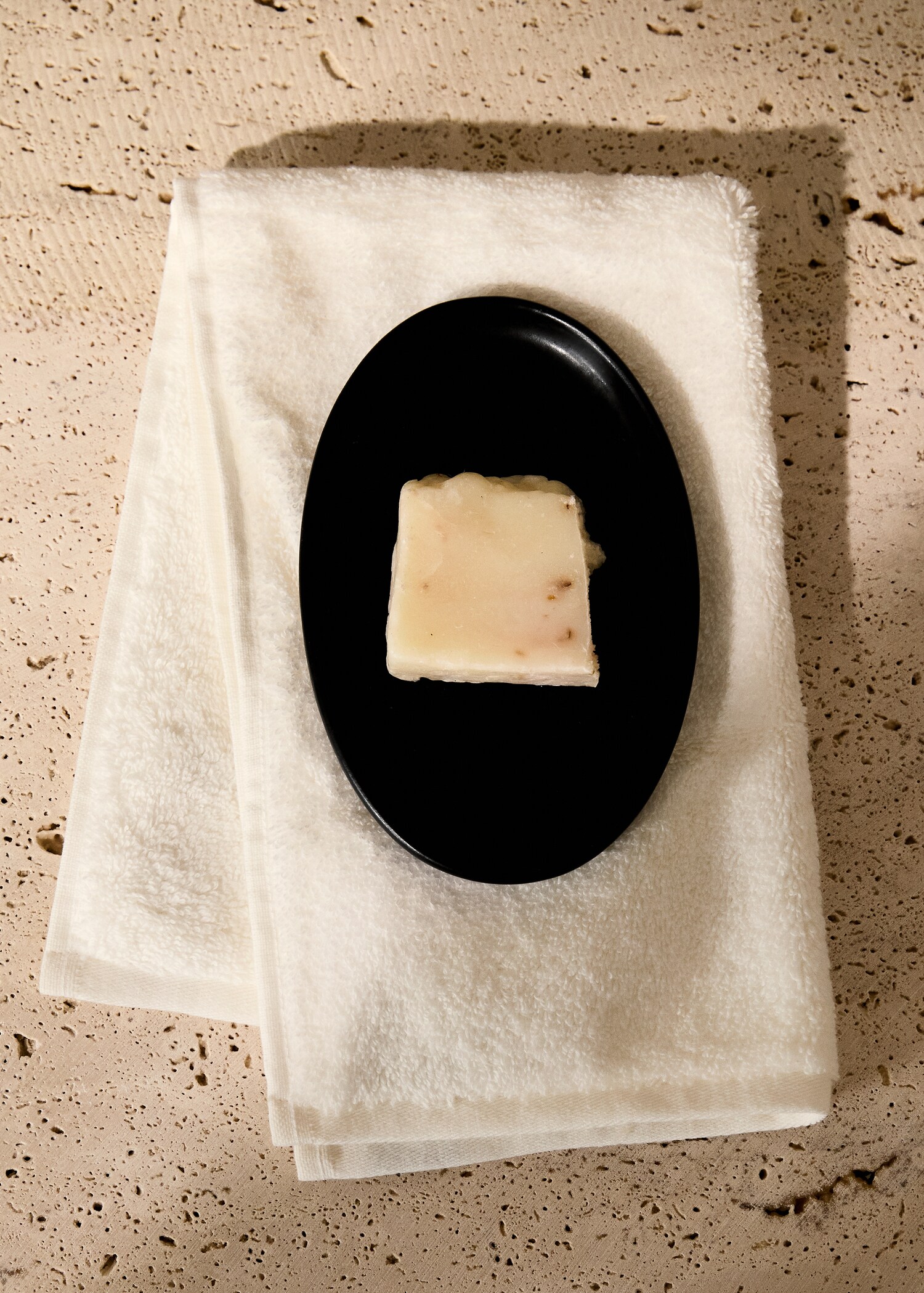 Matte-finish stoneware soap dish - General plane
