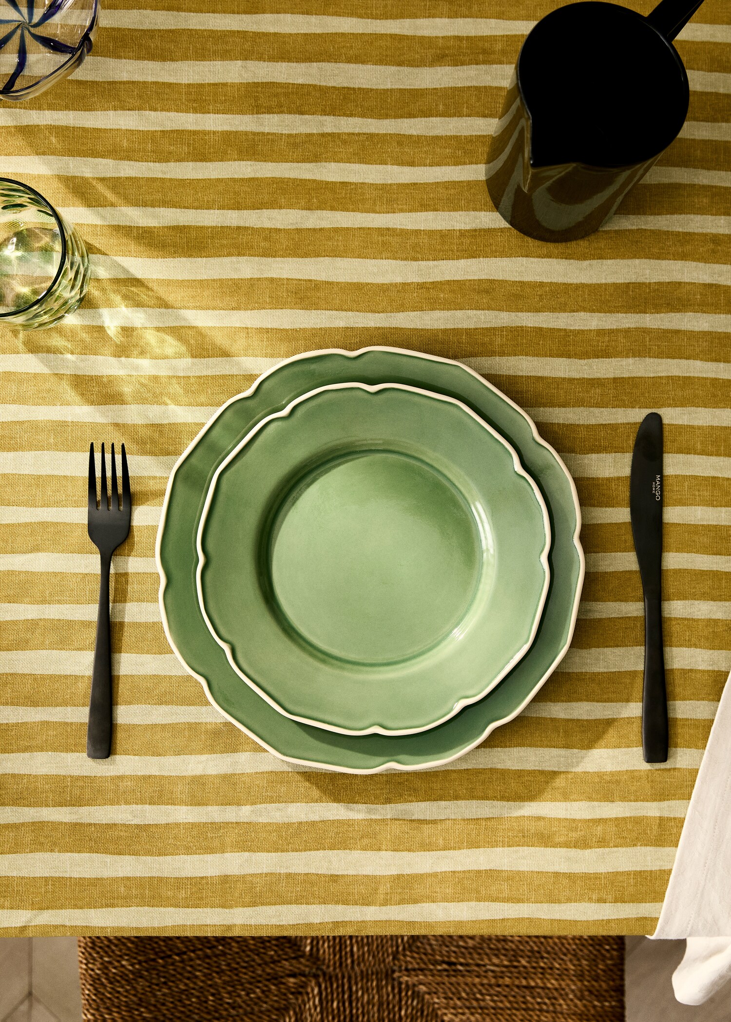 Stoneware dessert plate with wavy design - General plane