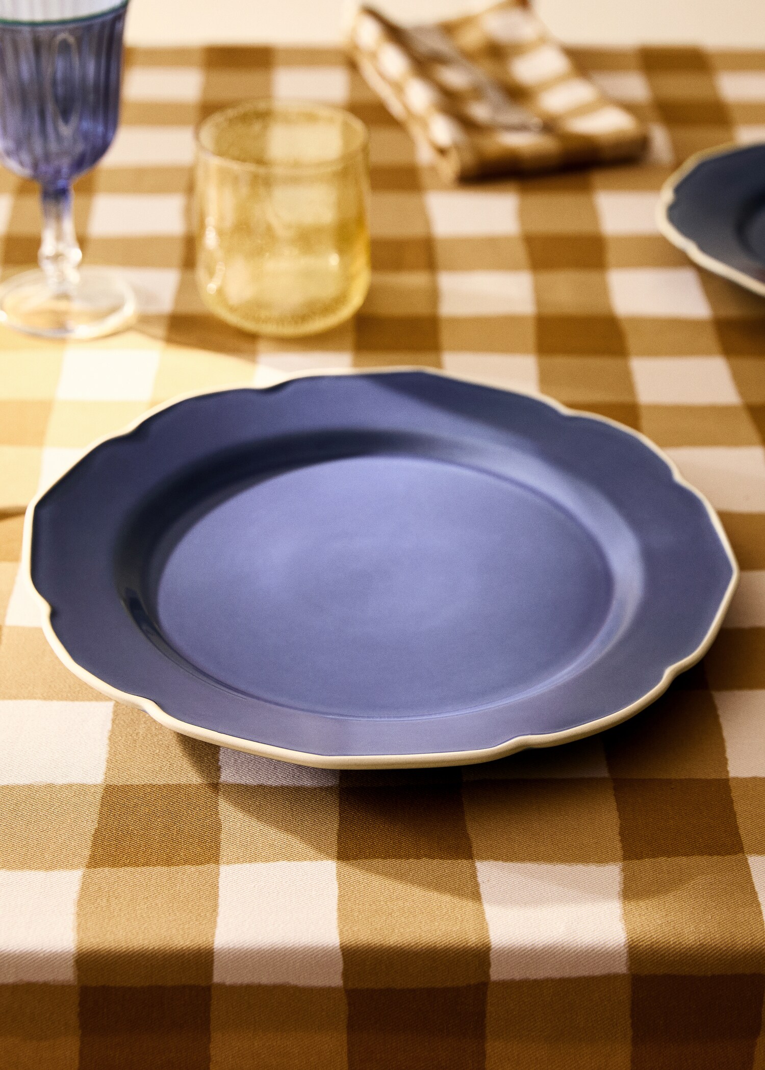 Stoneware dessert plate with wavy design - General plane