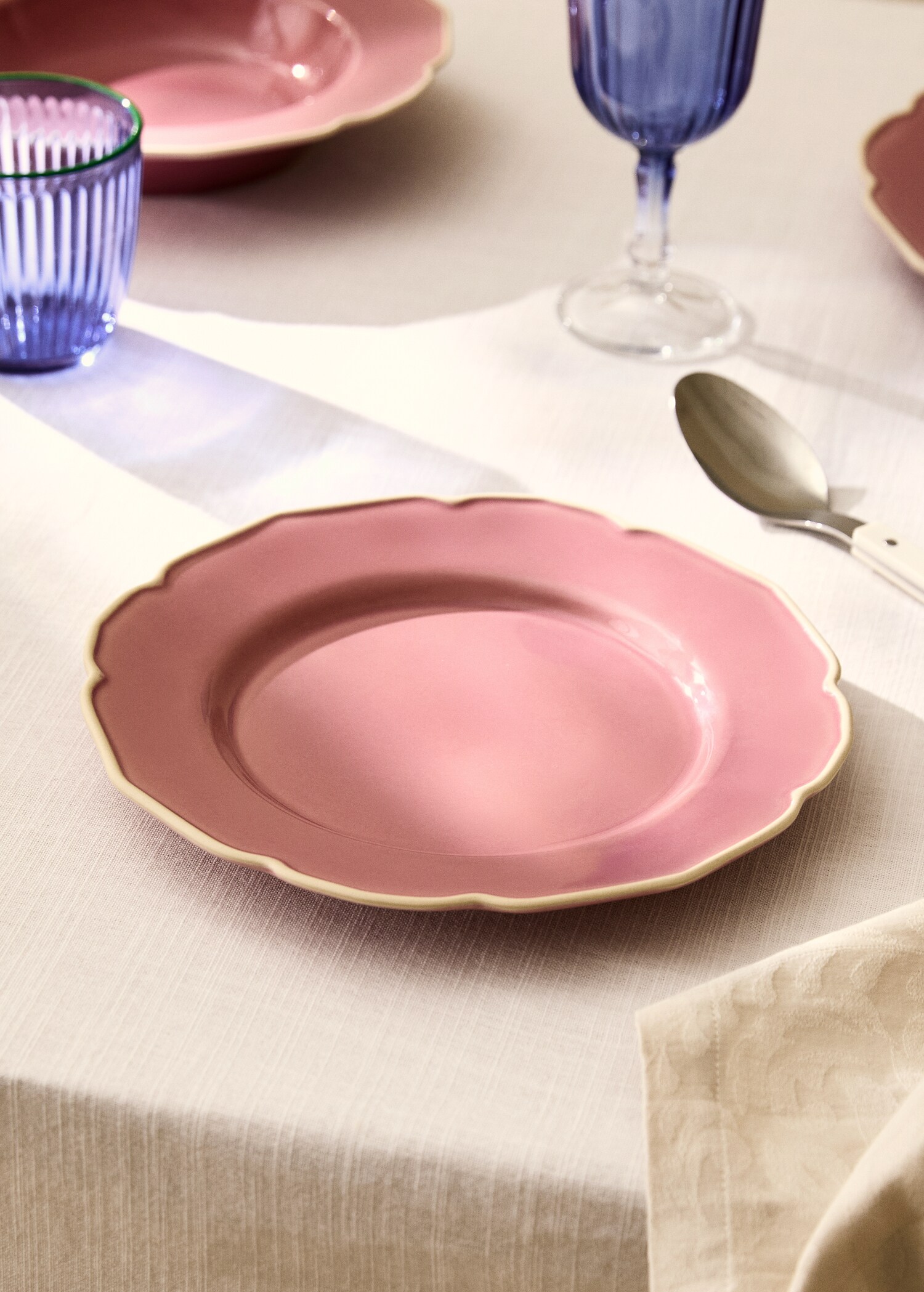 Stoneware dessert plate with wavy design - General plane