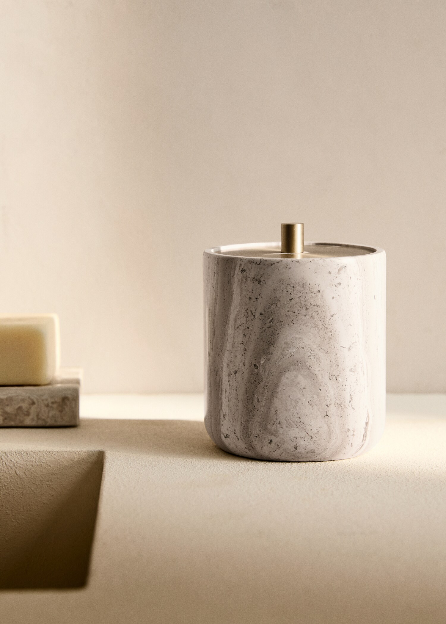 Marble bathroom jar with metal lid - General plane
