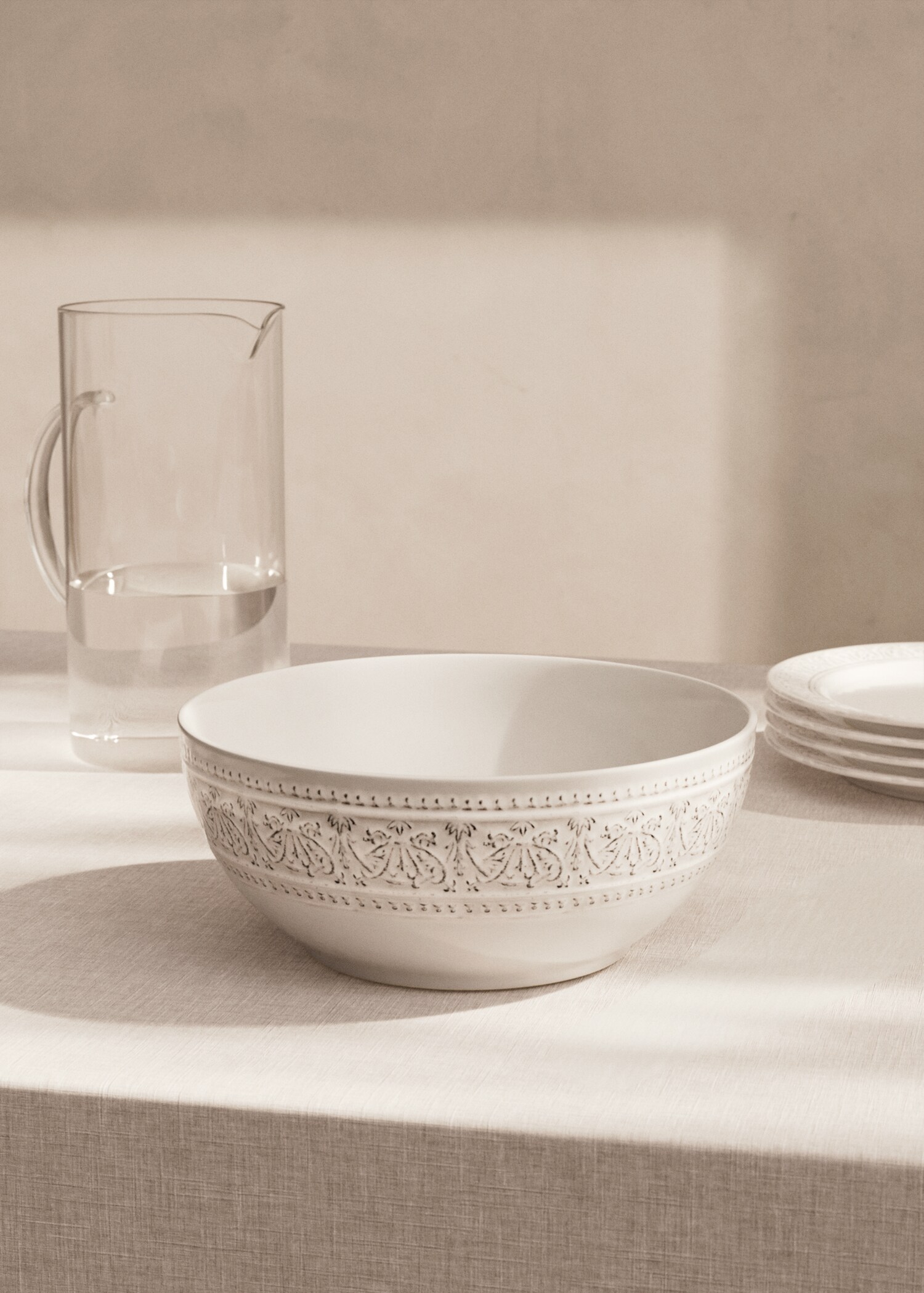 Stoneware salad bowl with decorative trim - General plane