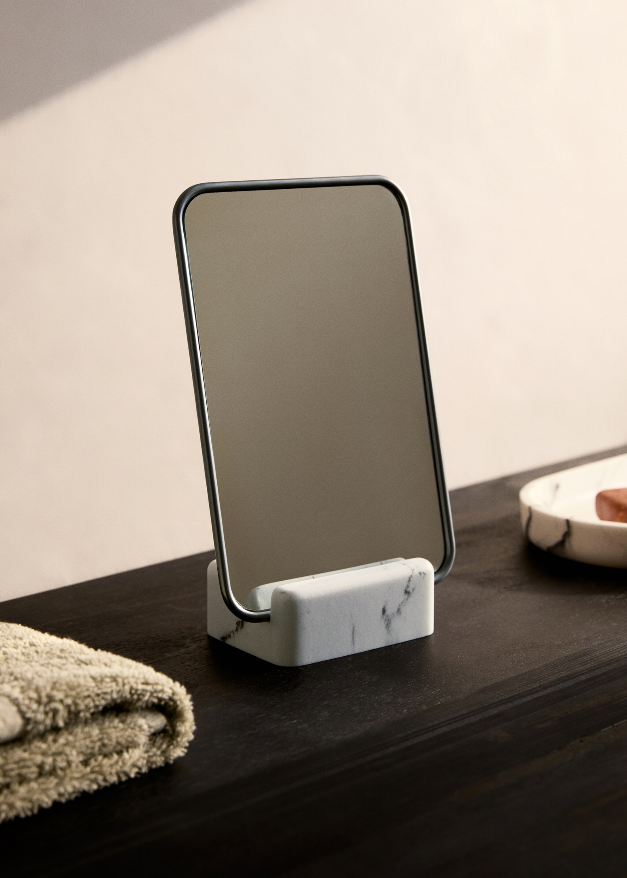 Marble-effect resin dressing table mirror - General plane