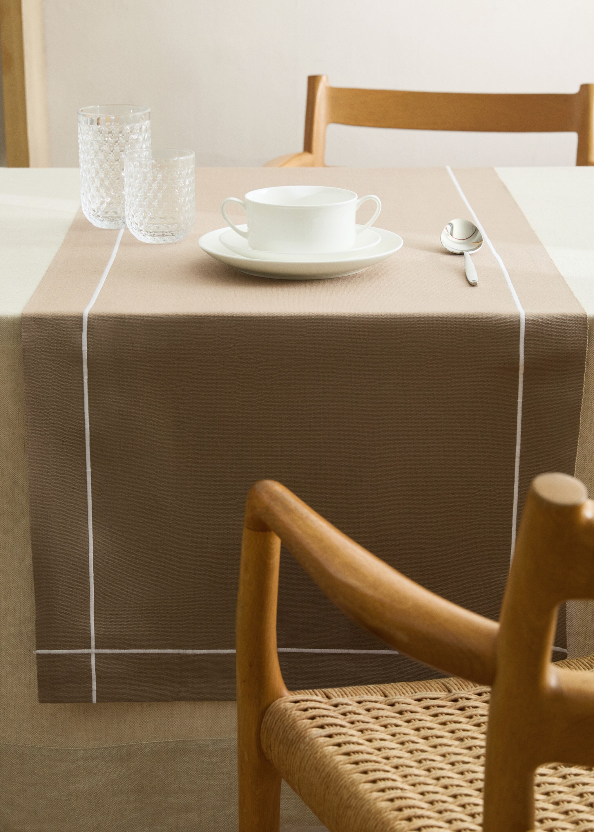 Cotton embroidered table runner with scalloped detail - General plane