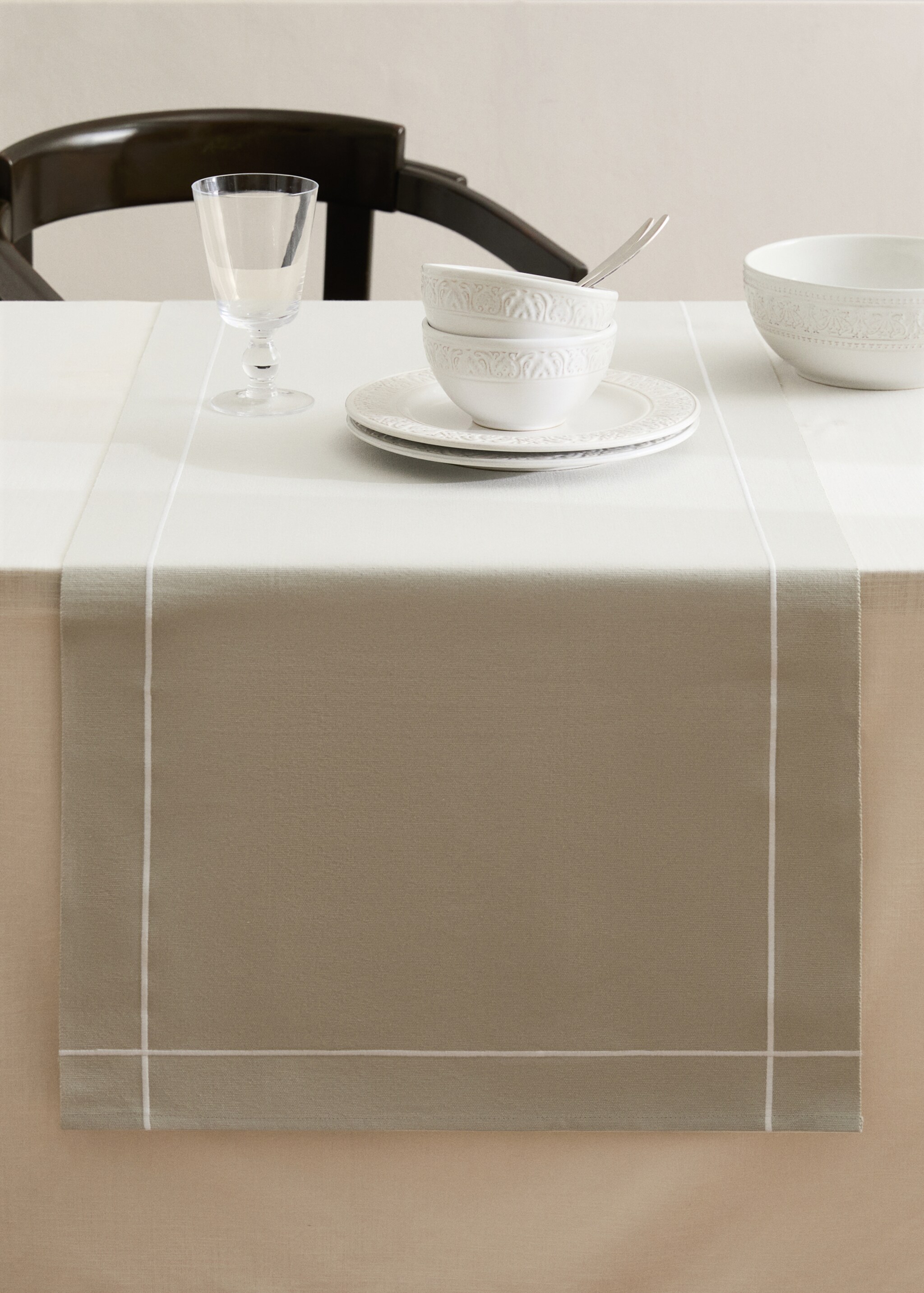 Cotton embroidered table runner with scalloped detail - General plane, Light/Pastel Grey. Ref: 87082977-00.