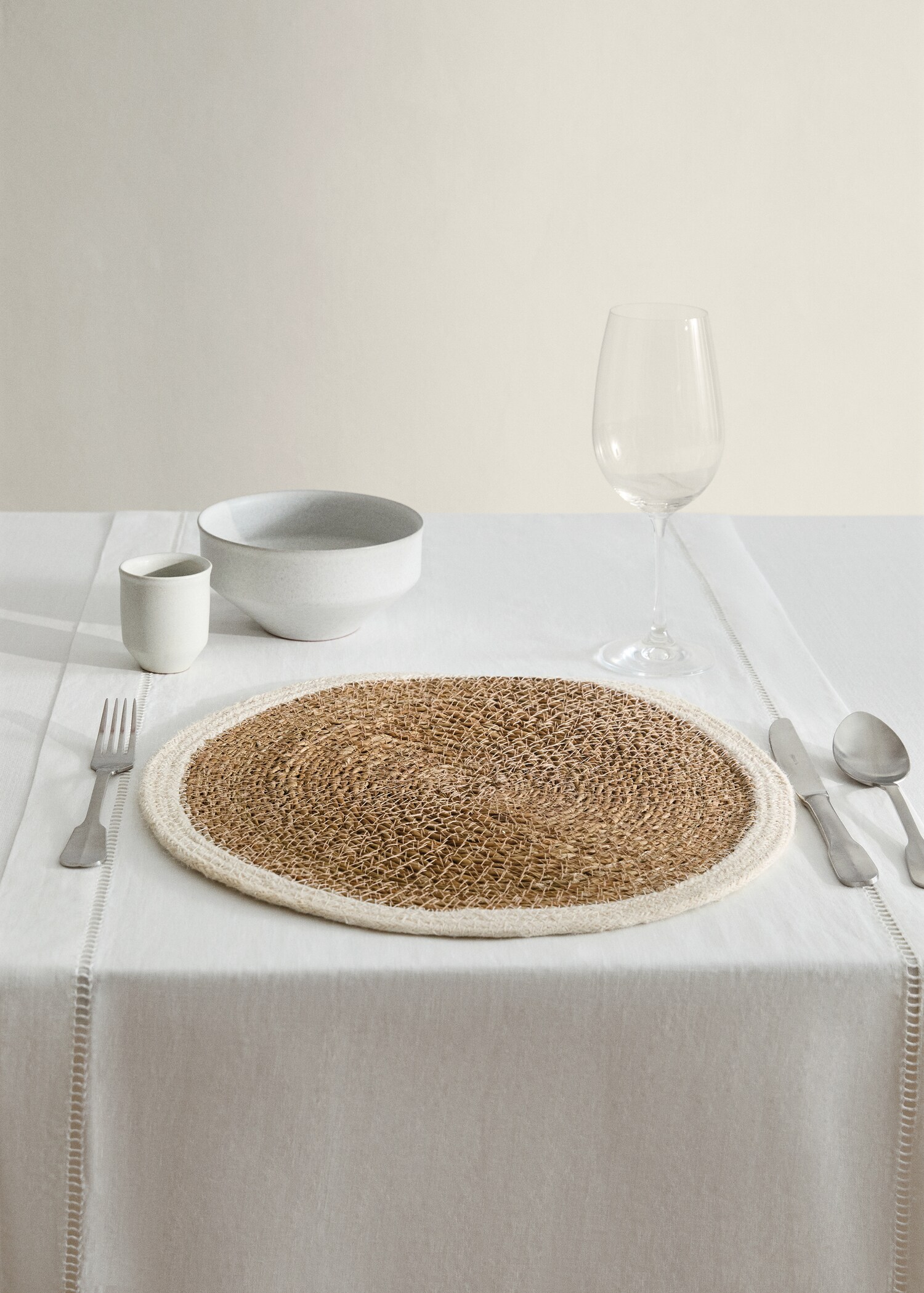 Natural fiber braided placemat - General plane