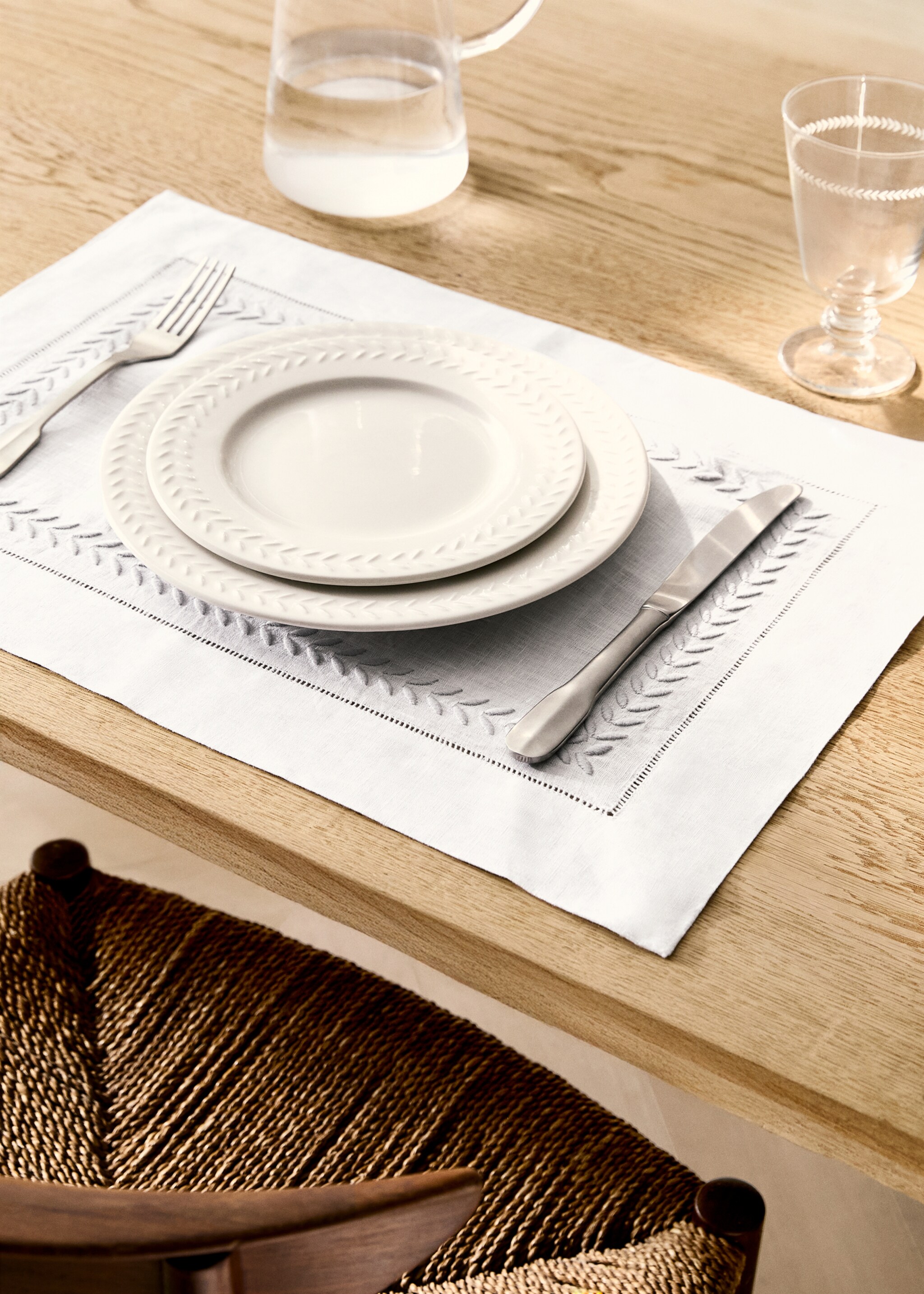 Embroidered herringbone linen placemat - General plane